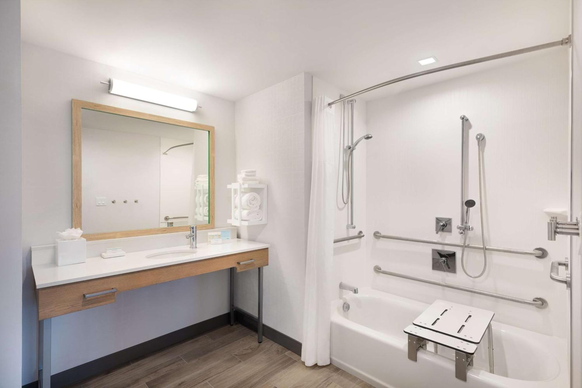 King Room Hearing Access or Non-Smoking