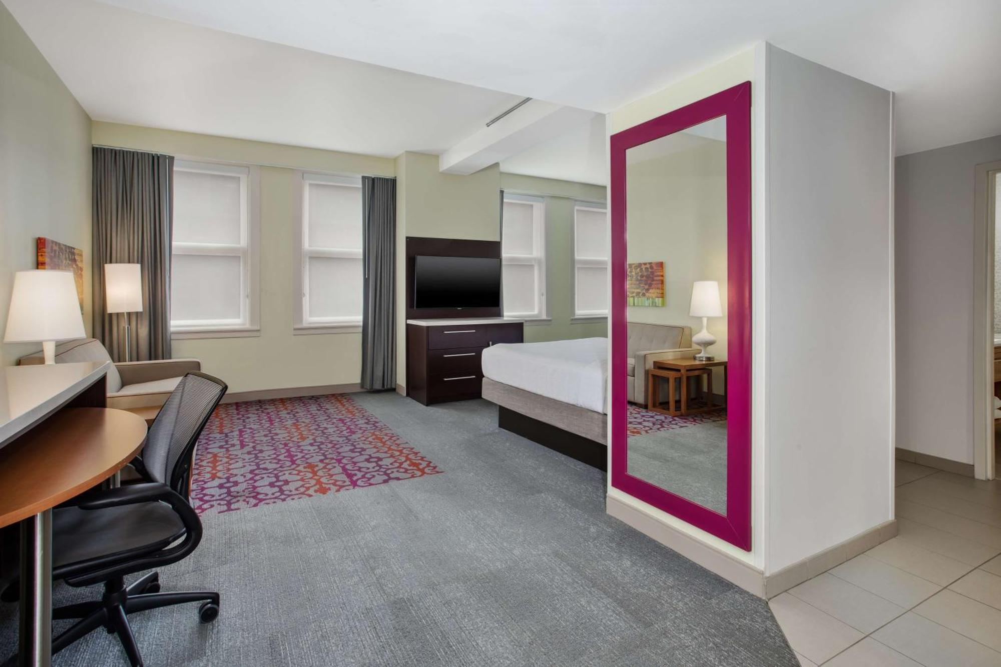 Studio Two Queen Beds City View Non-Smoking