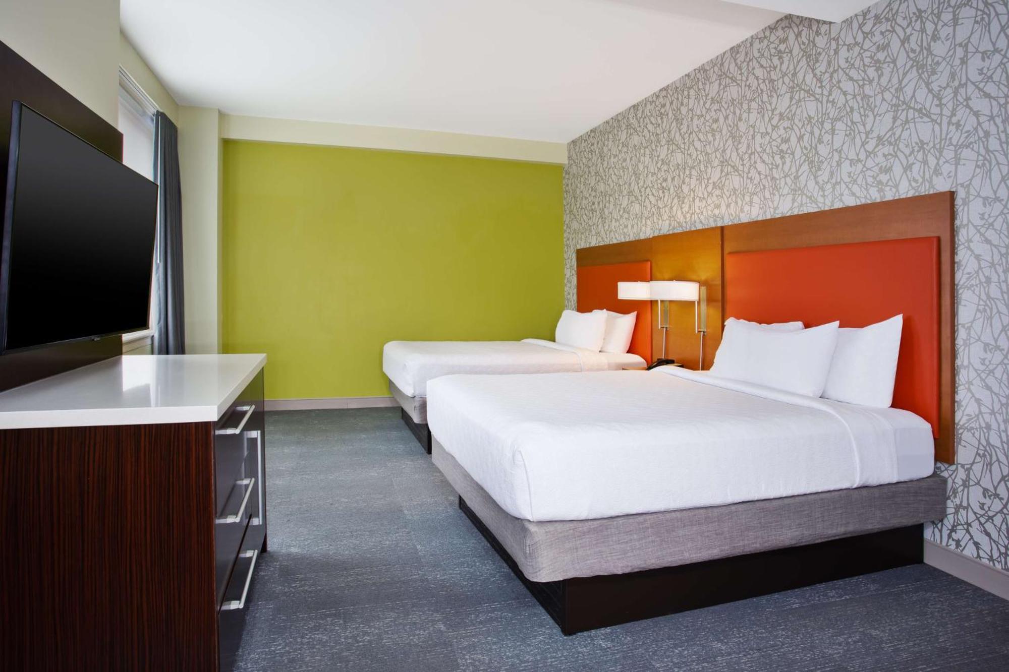 Studio Two Queen Beds City View Non-Smoking
