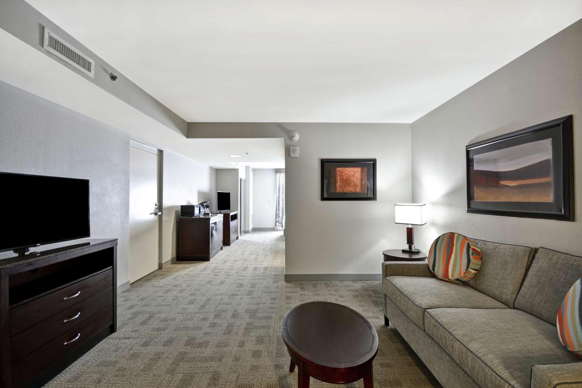 Junior King Suite with Bath Tub - Mobility Access