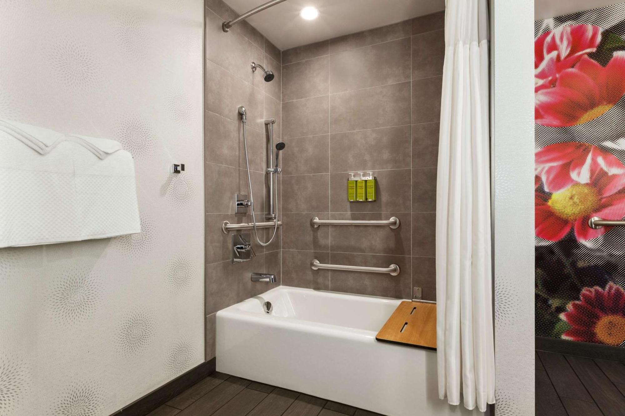 Queen Room Two Queen Beds Mobility Accessible Tub