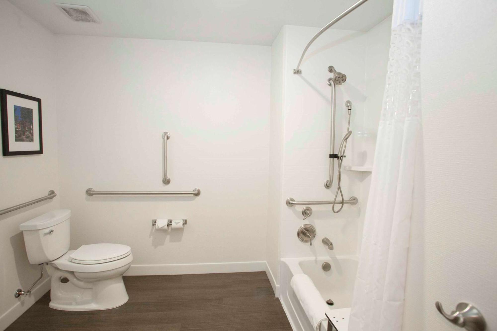 King Room Accessible Tub Mobility Hearing Access or Non-Smoking,1552001974:JPEG