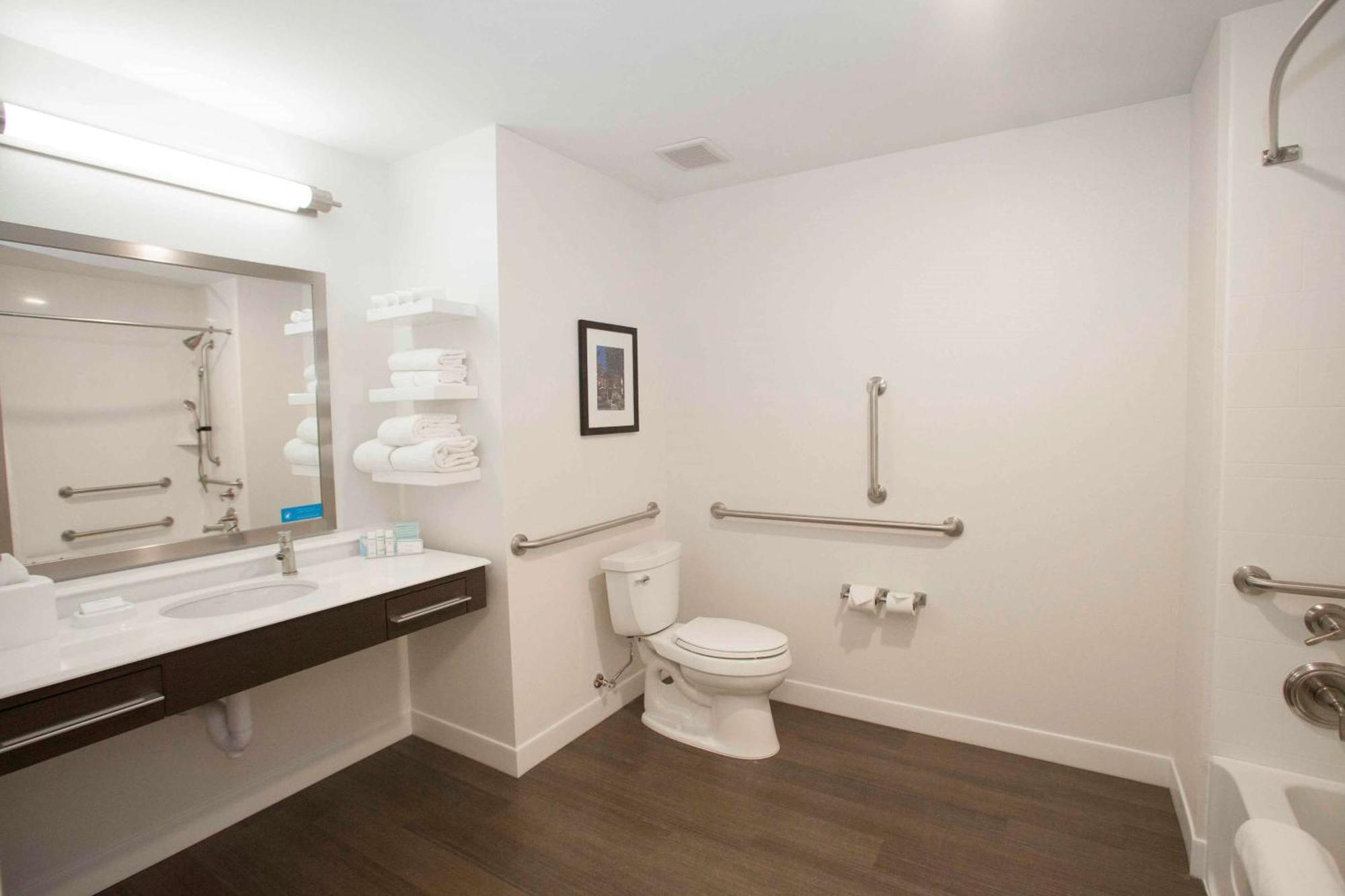 King Room Accessible Tub Mobility Hearing Access or Non-Smoking