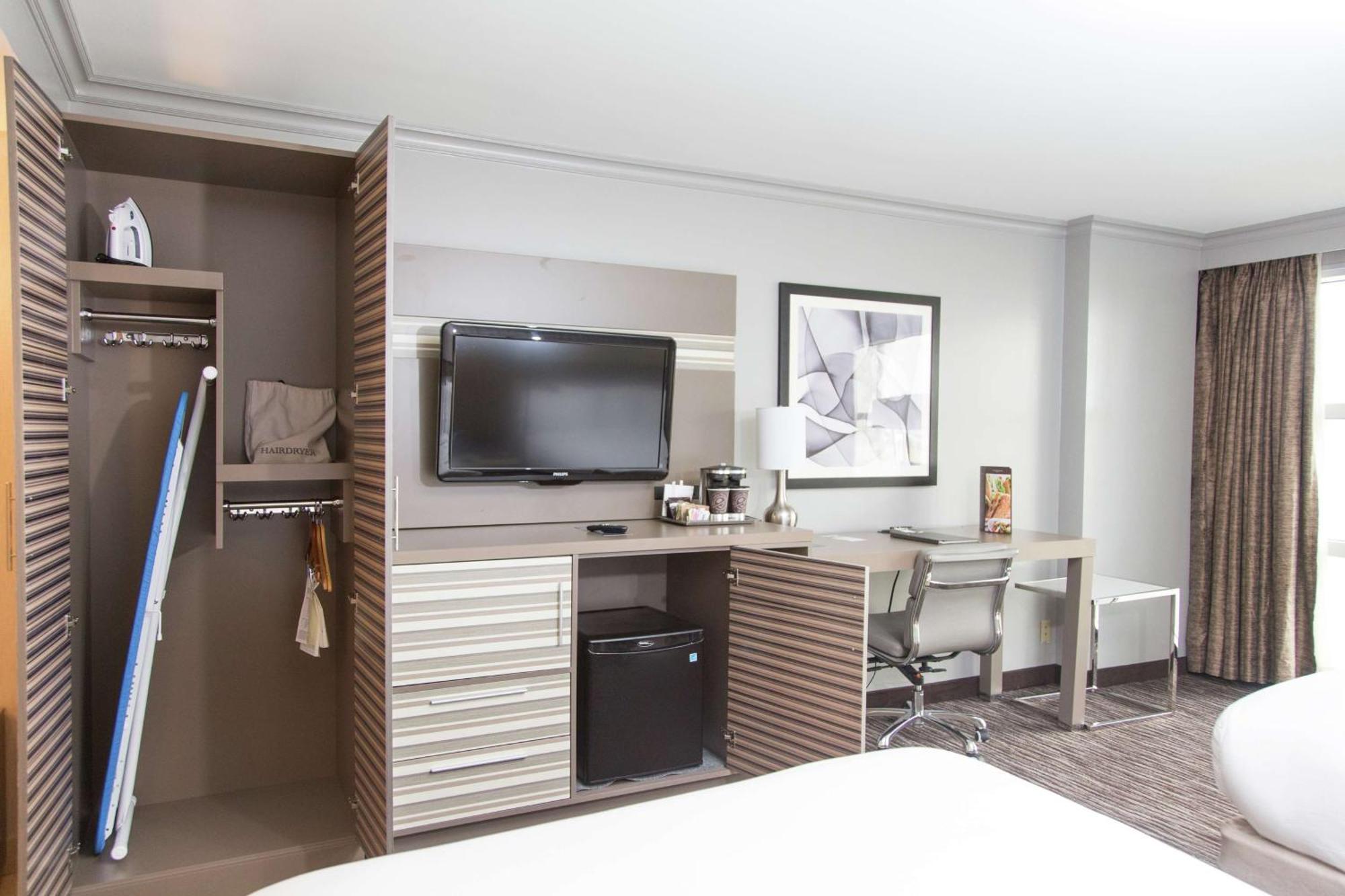 Queen Room Two Queen Beds Bath Tub Mobility Hearing Access