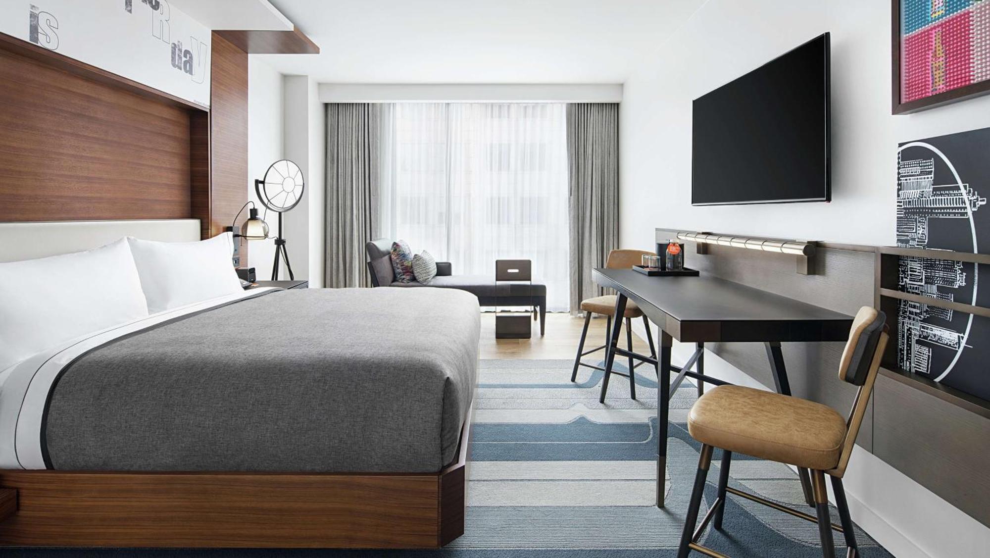 Corner King Room City View