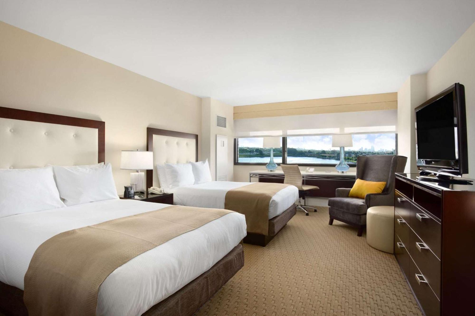 Queen Room with Two Queen Beds and Lagoon View,1552119586:JPEG