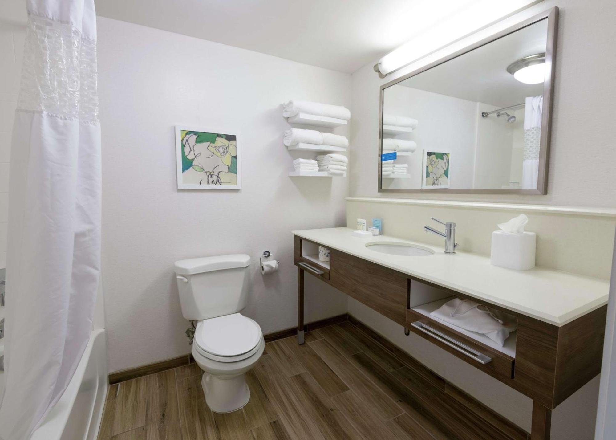 Quarto com Cama King-size e Vista para a Piscina - Não Fumantes