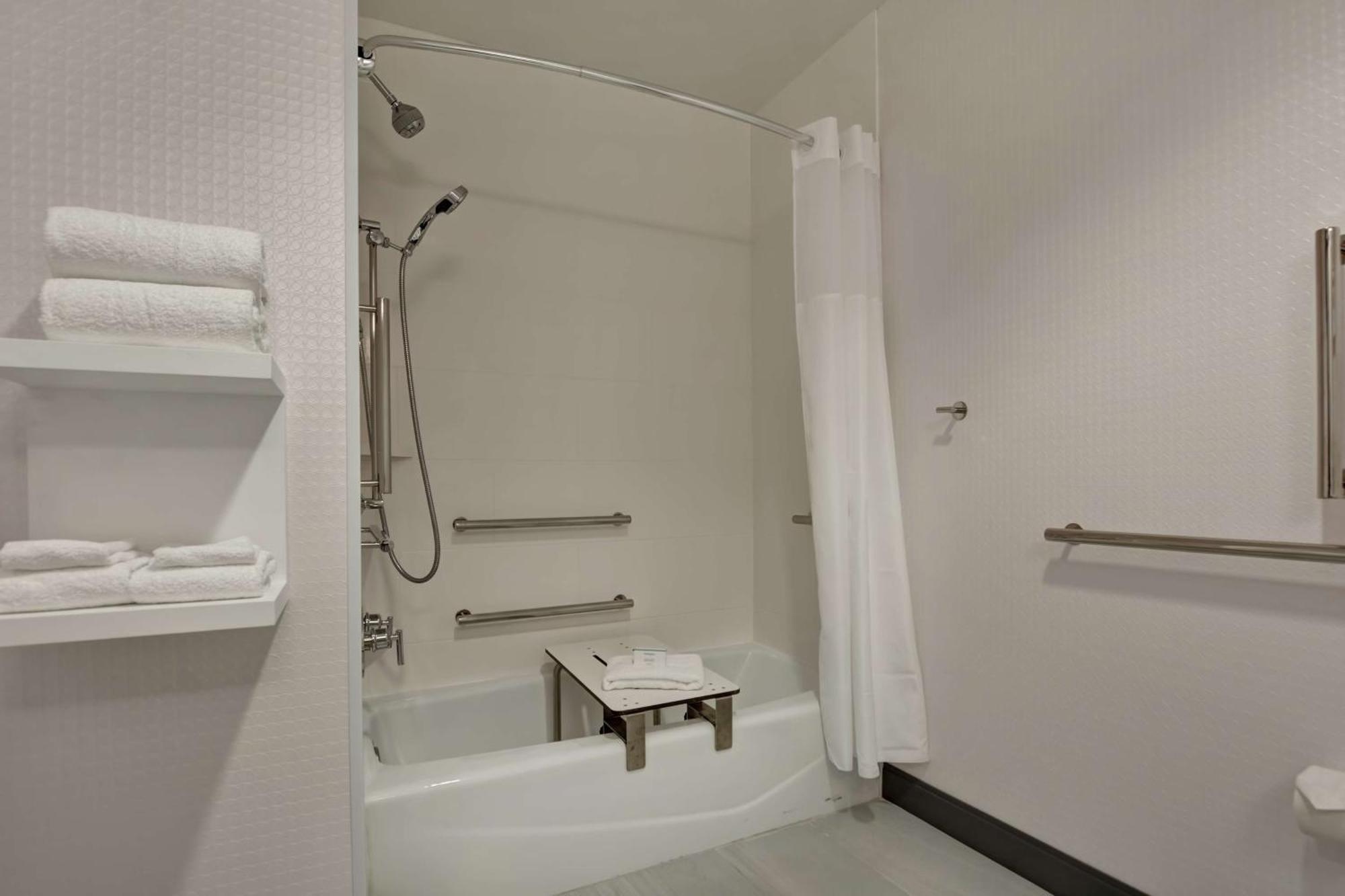 Queen Room with Two Queen Beds and Tub - Mobility Accessible