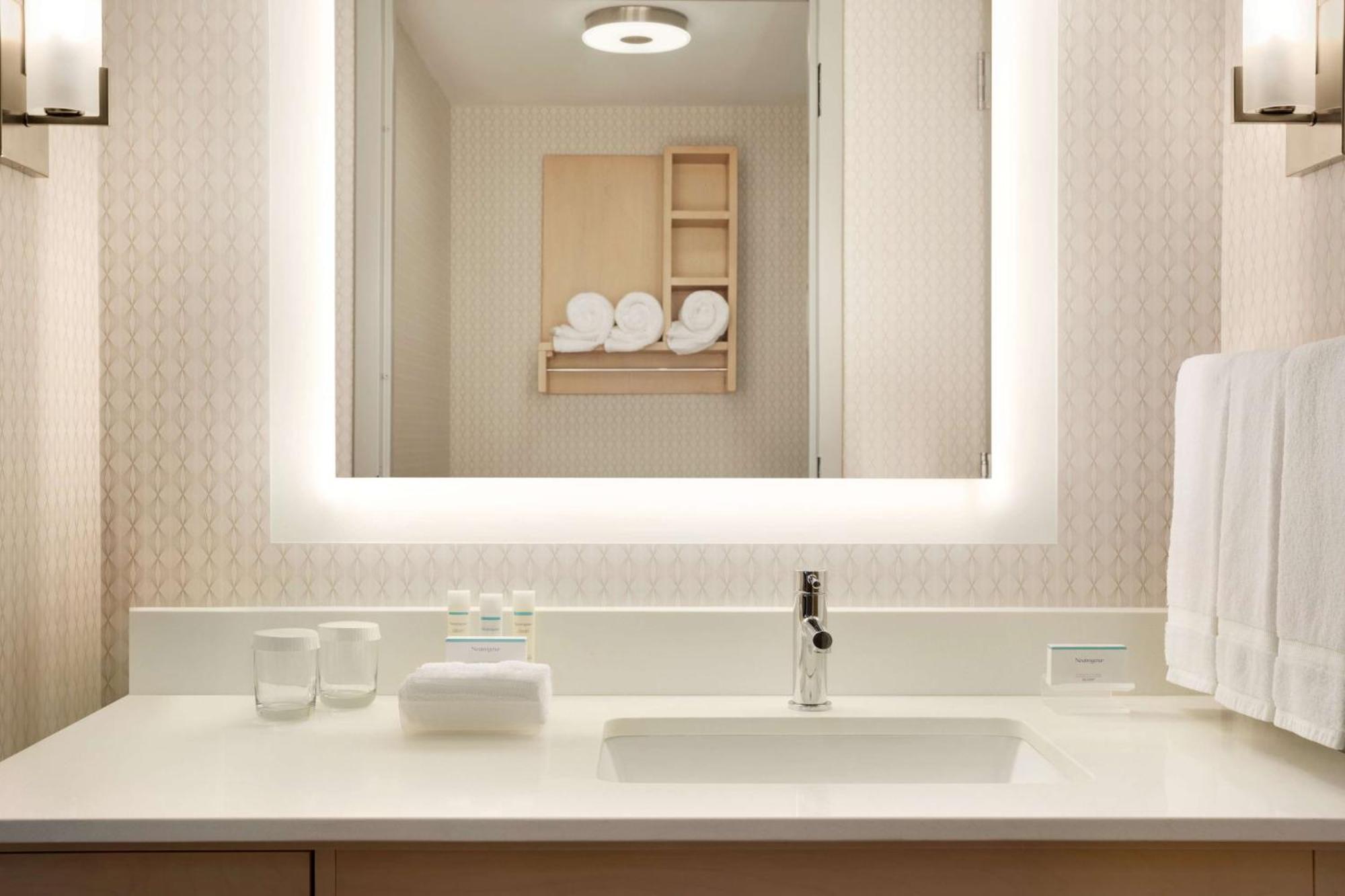 King Studio Suite - Hearing Access/Non-Smoking