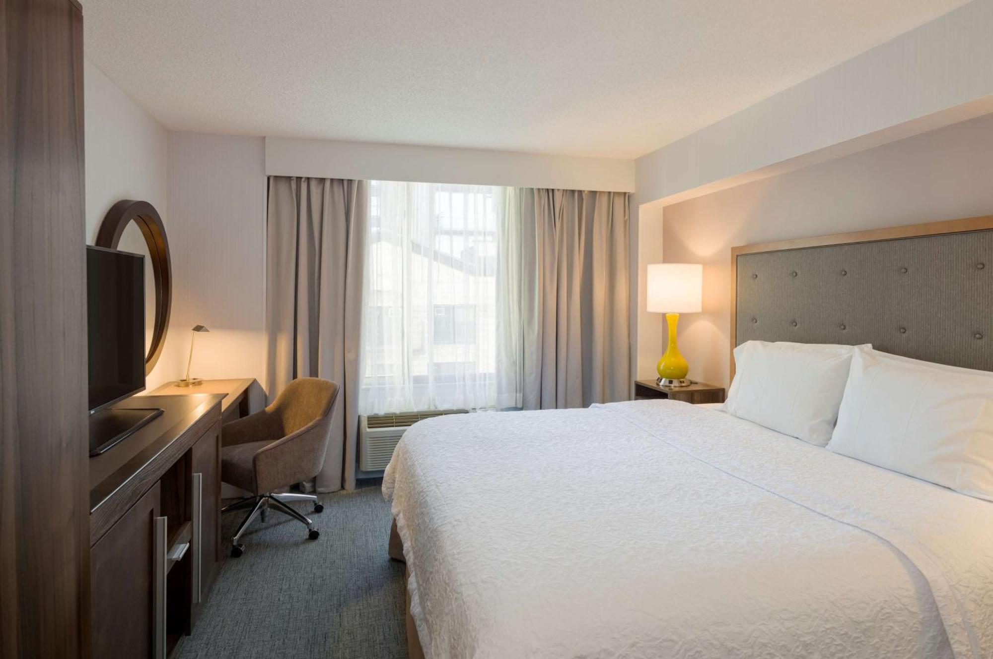 Quarto com Cama King-size e Vista da Cidade
