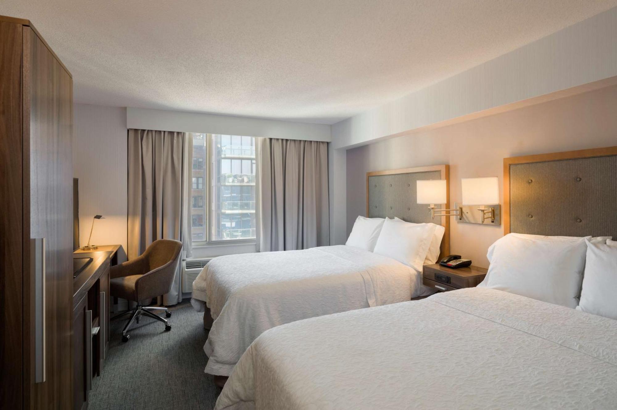 Quarto Queen com 2 Camas Queen-size e Vista da Cidade