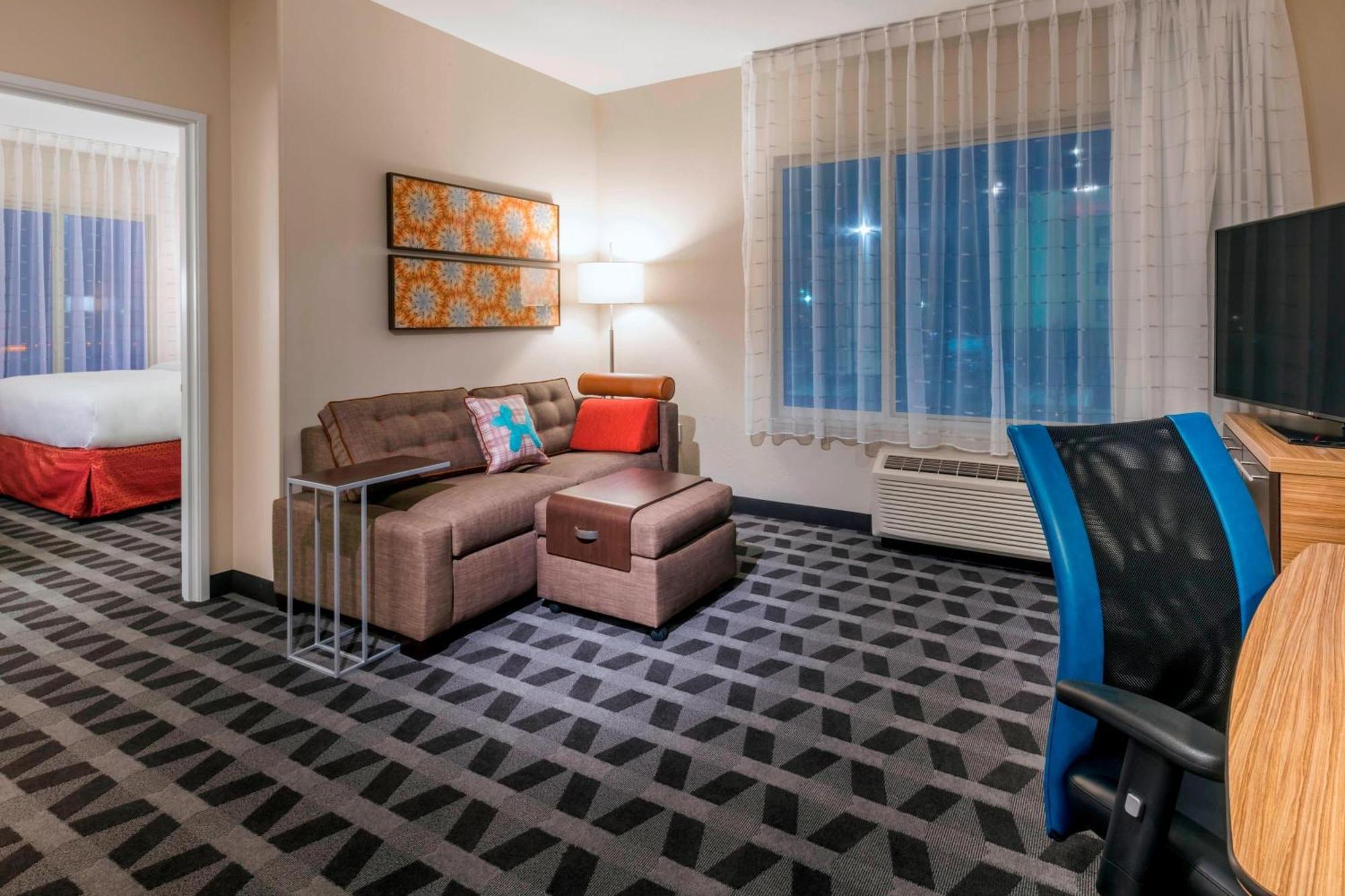 1 Bedroom Suite Queen Sofa bed City view