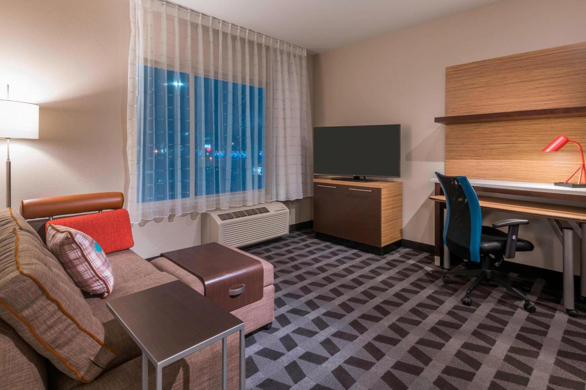 1 Bedroom Suite Queen Sofa bed City view