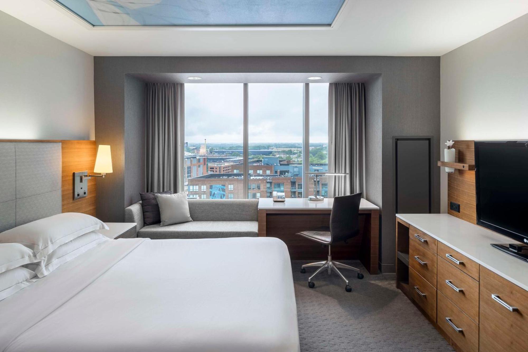 King Room with Roll-In Shower - Mobility/Hearing Accessible,1552282603:JPEG