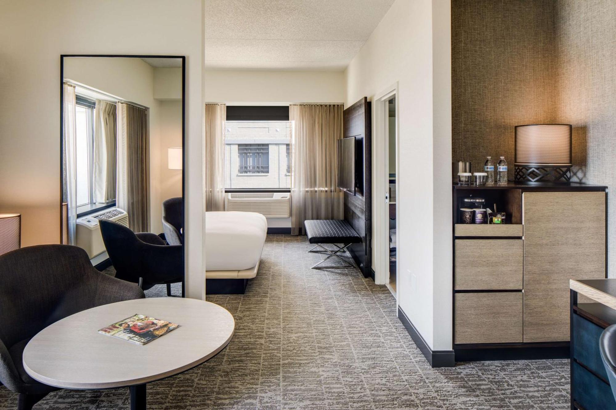 Junior Queen Suite
