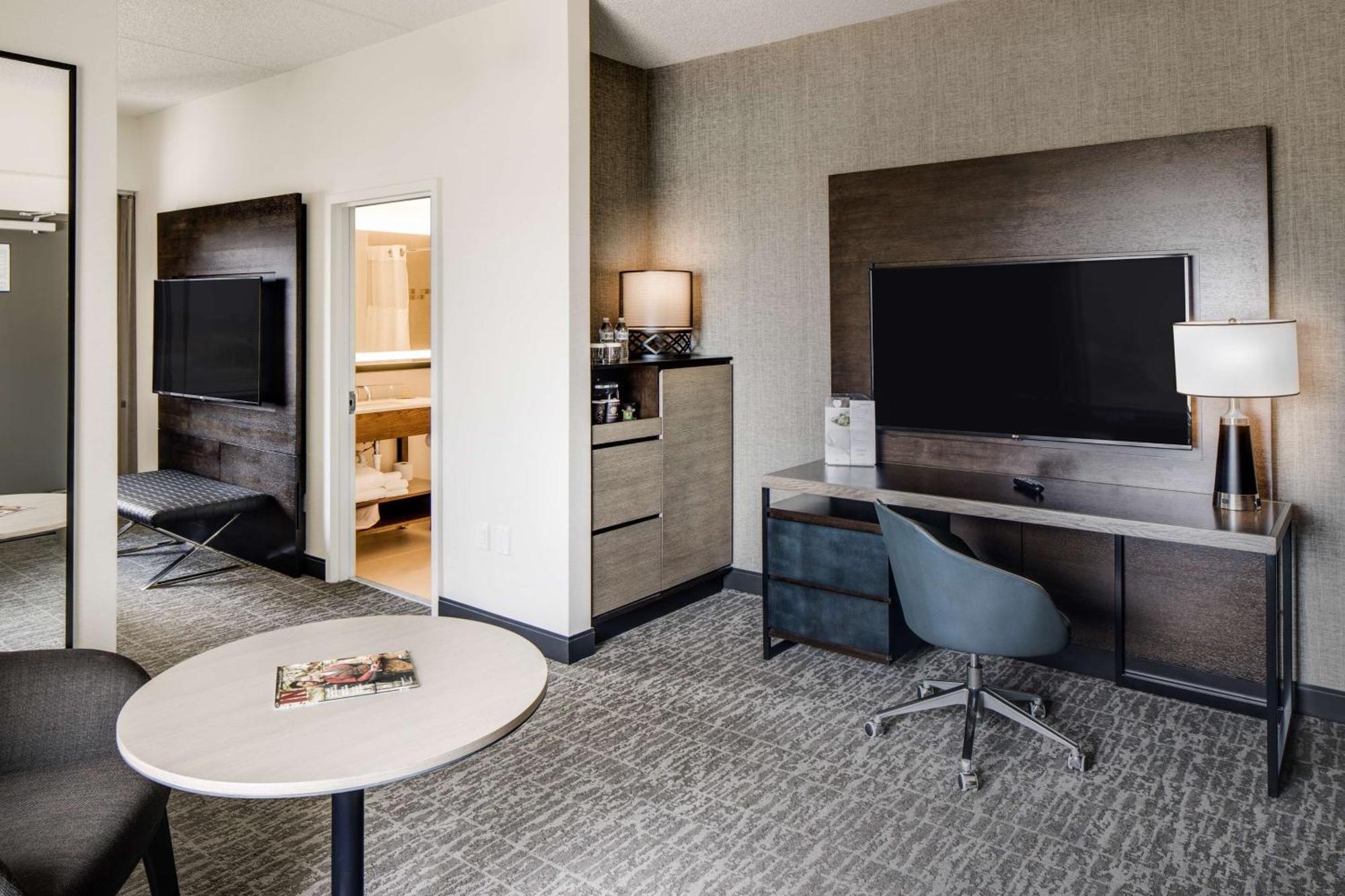 Junior Queen Suite