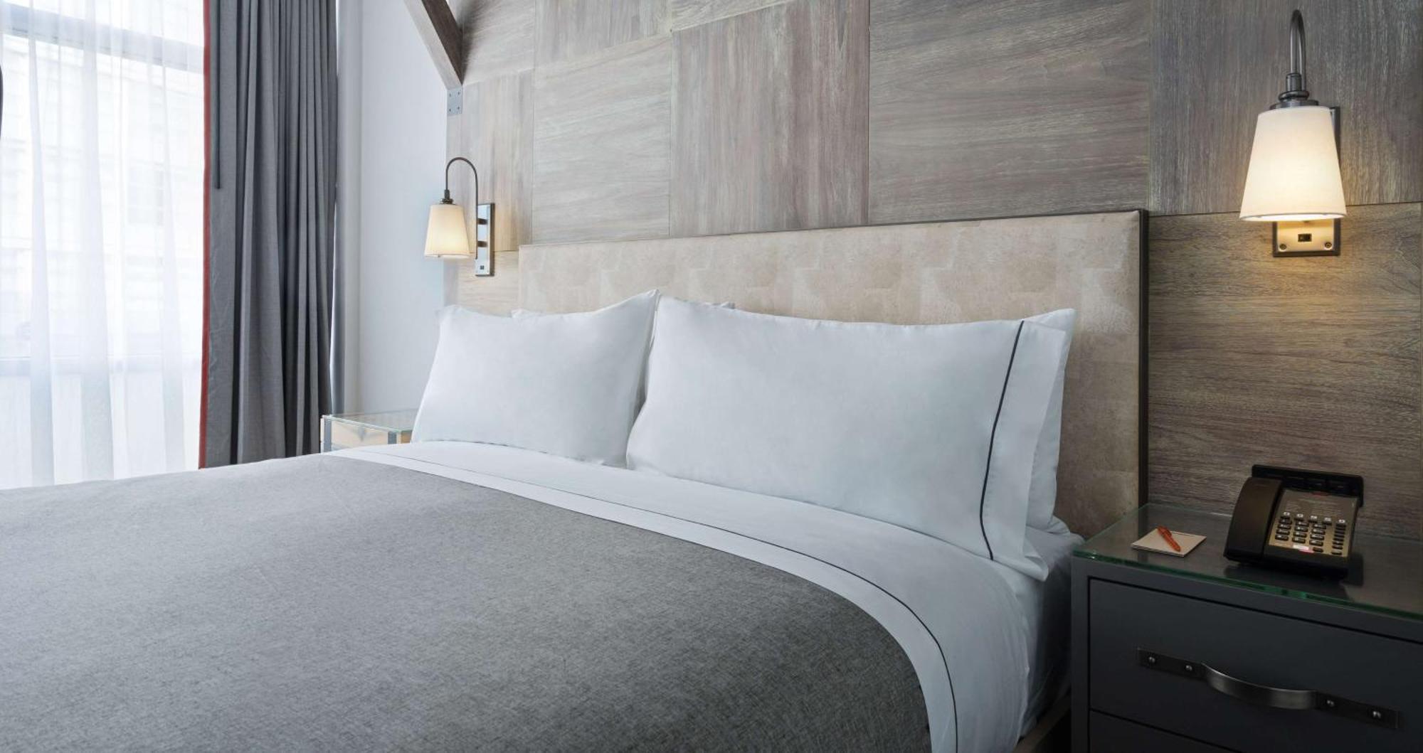 Habitación con cama extragrande y vistas a la ciudad