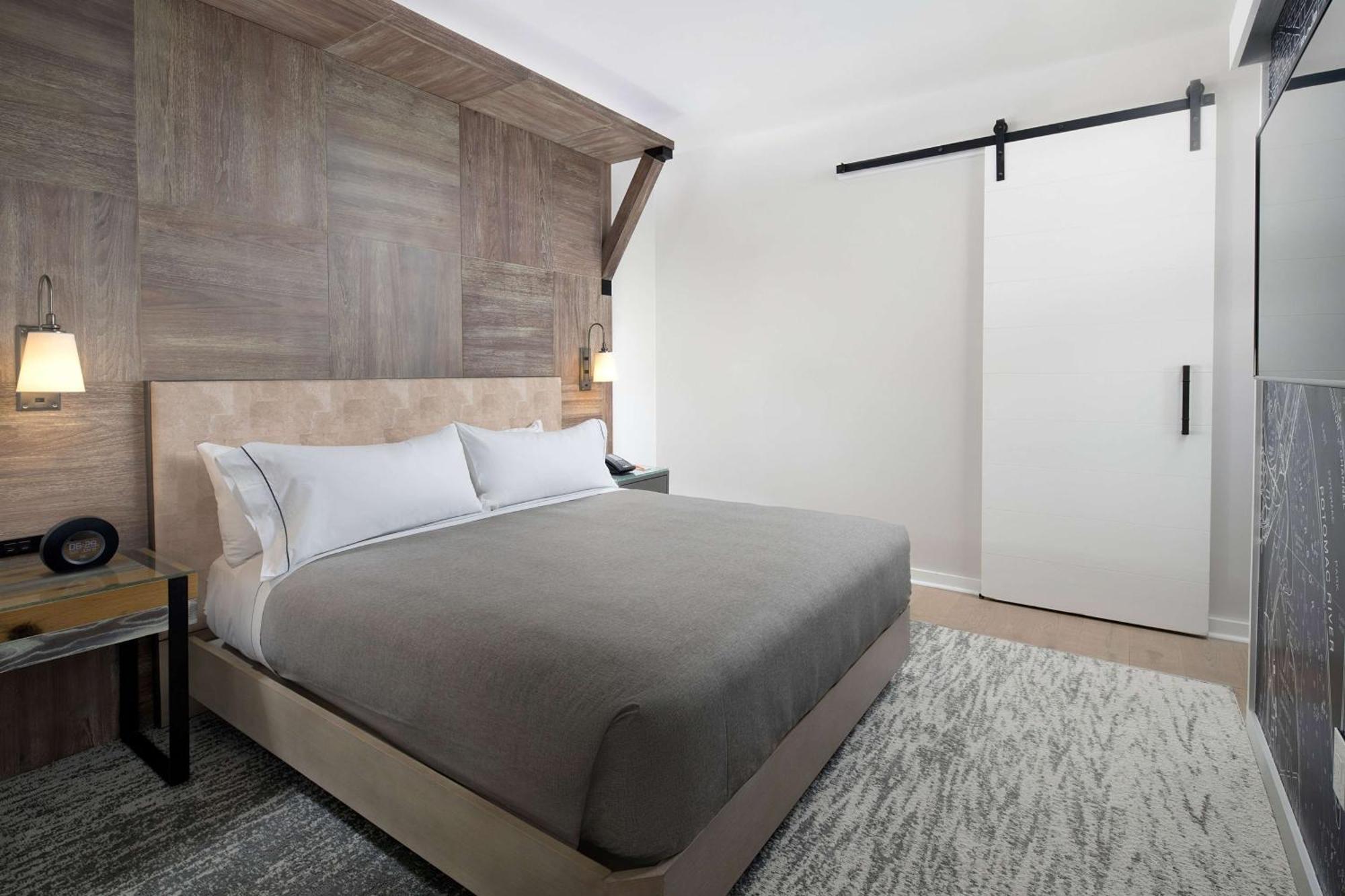 Suite de 1 dormitorio con ducha accesible en silla de ruedas adaptada para personas con discapacidad - Cama extragrande