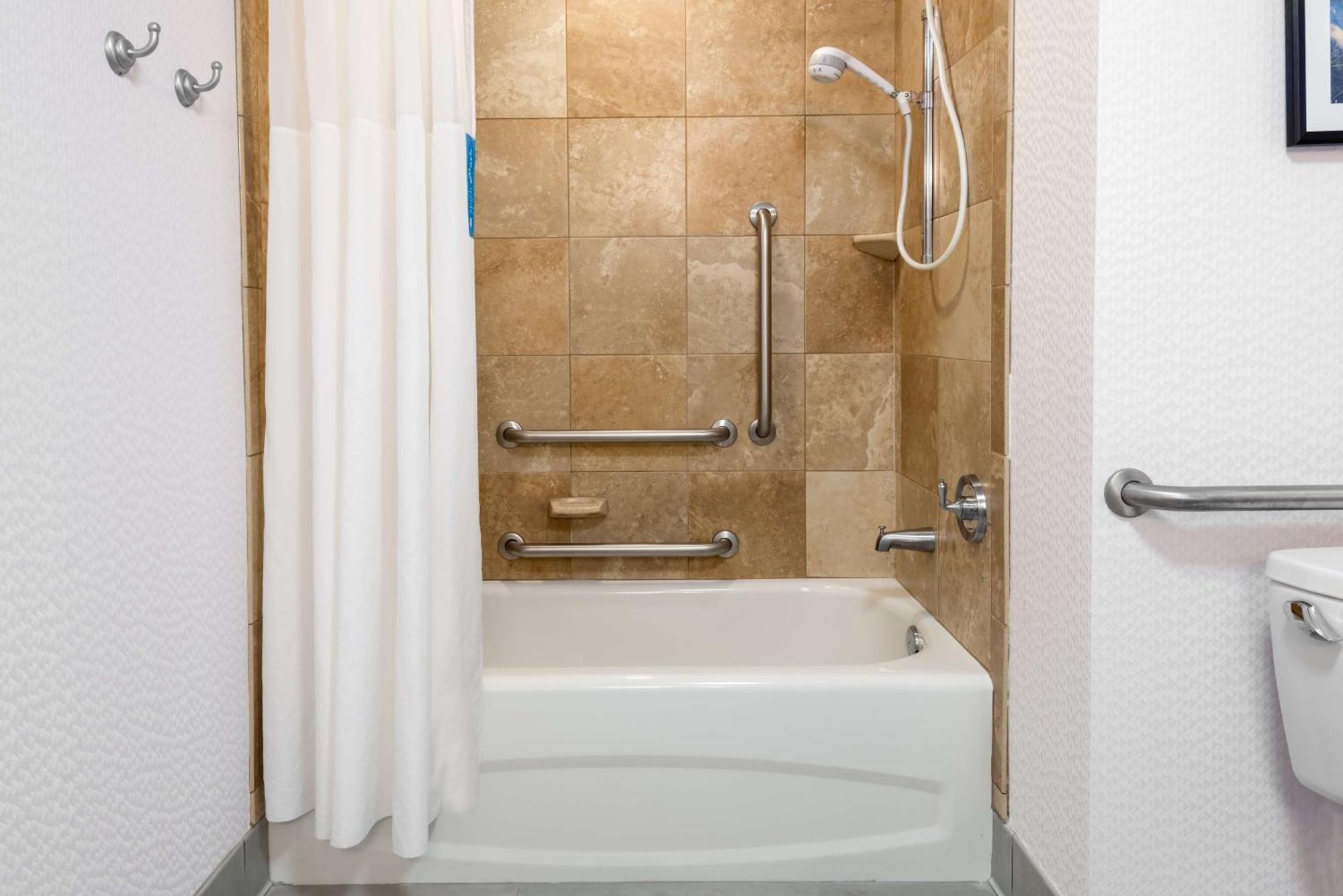 King Suite Mobility Hearing Access or Non-Smoking