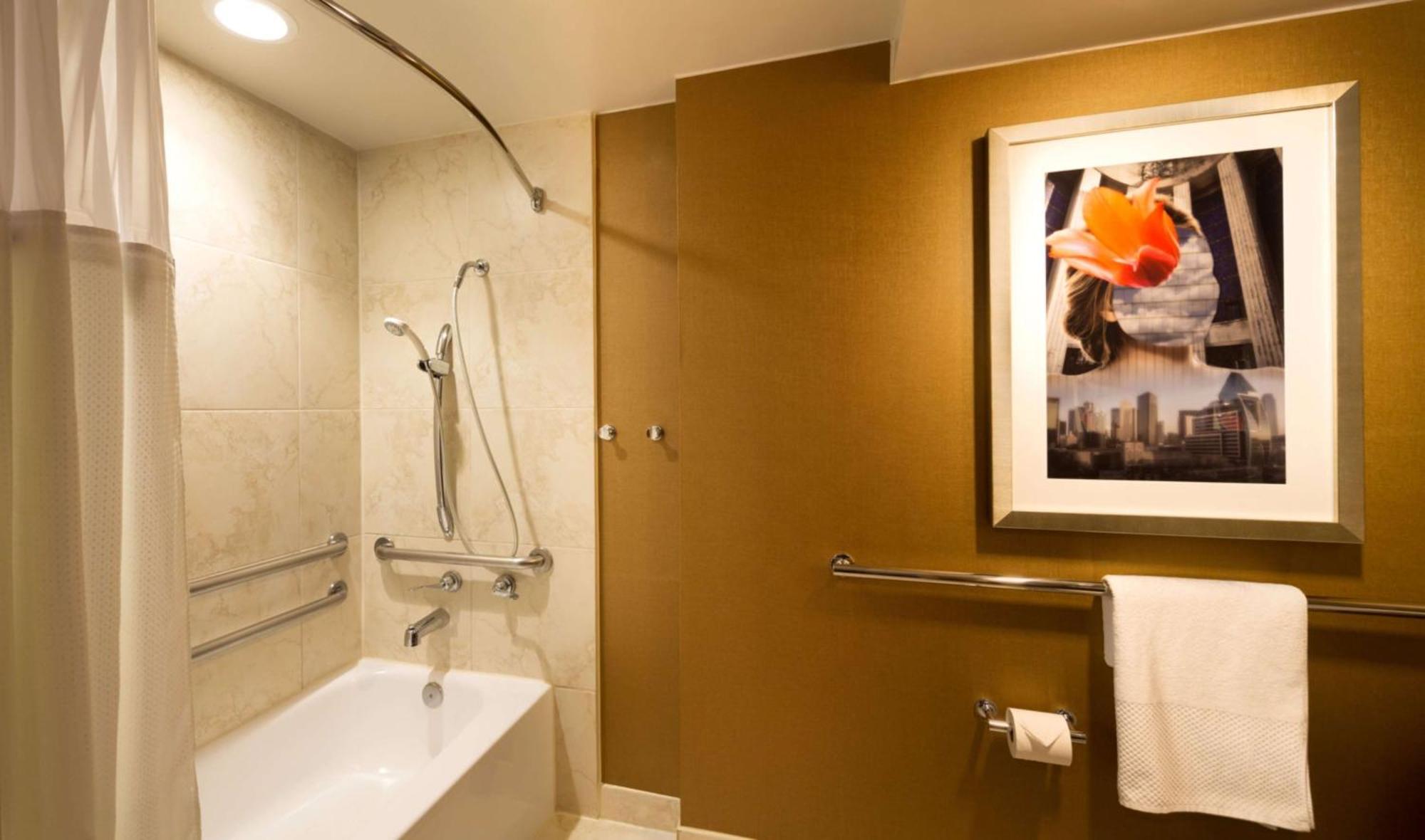 Queen Room with Bath Tub - Mobility Access/Non-Smoking,1552320142:JPEG