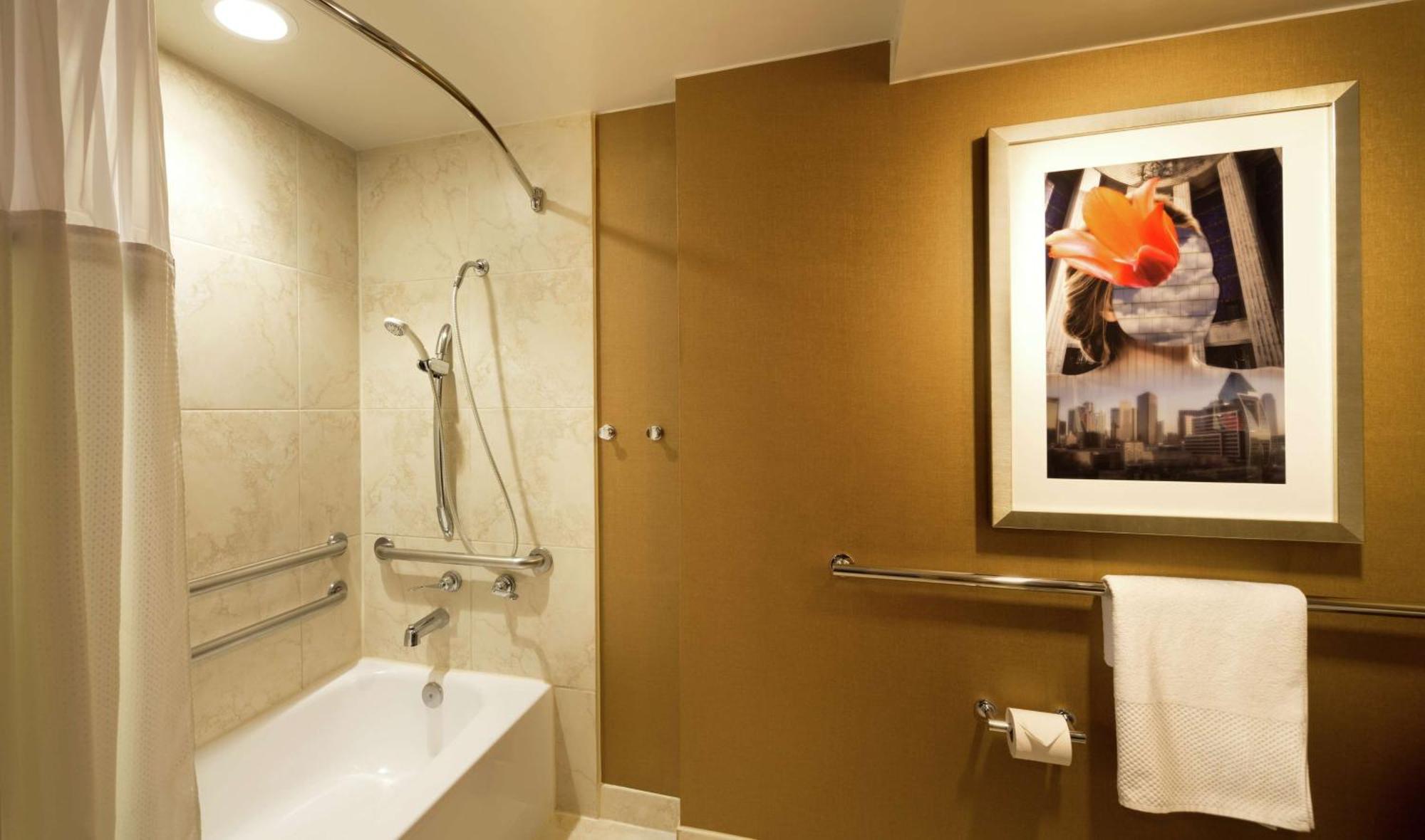 Queen Room with Roll-In Shower - Mobility Access/Non-Smoking,1552320142:JPEG