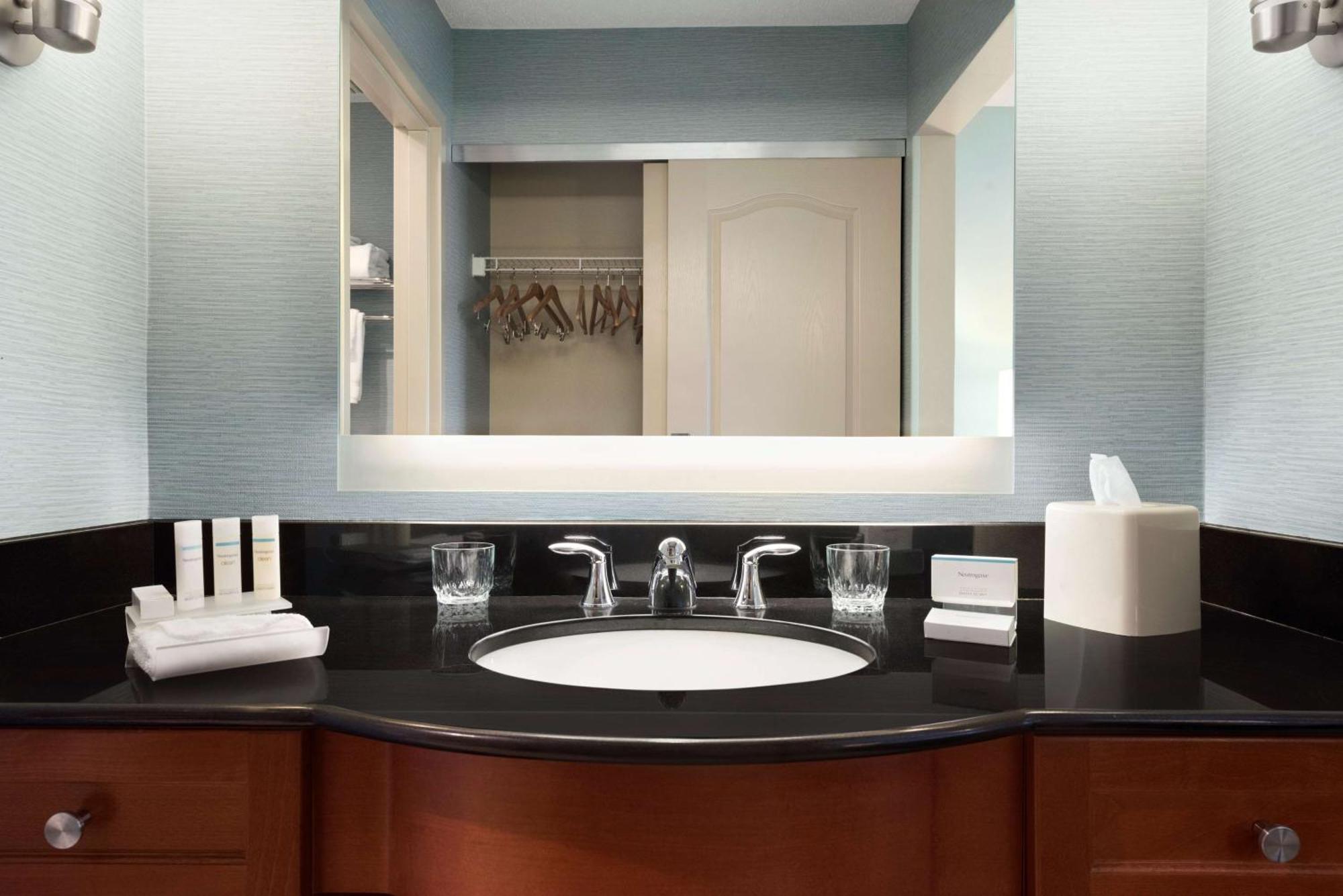 One-Bedroom King Suite - Non-Smoking
