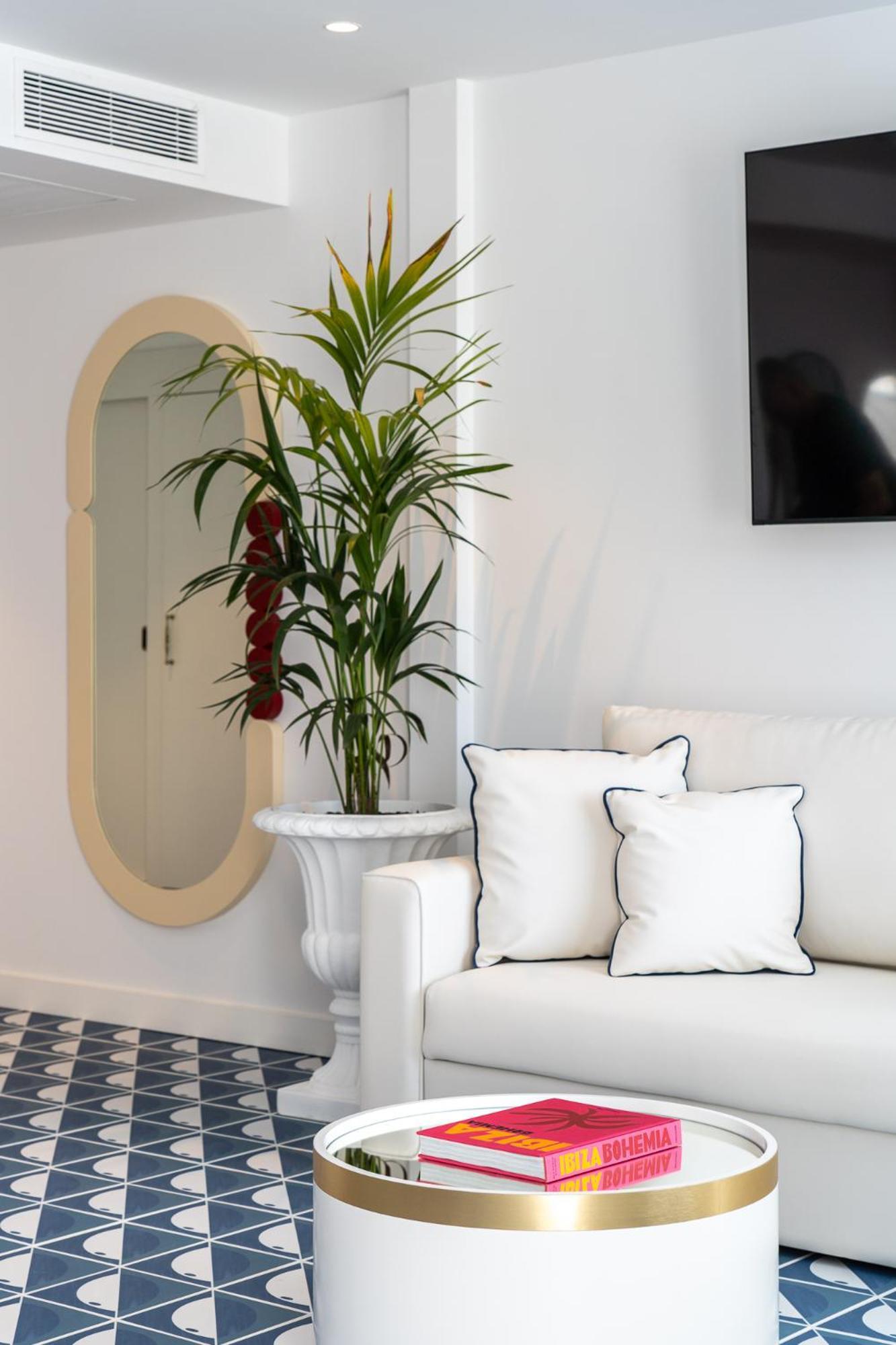 Suite con vistas al mar y terraza - Homenaje a Ibiza