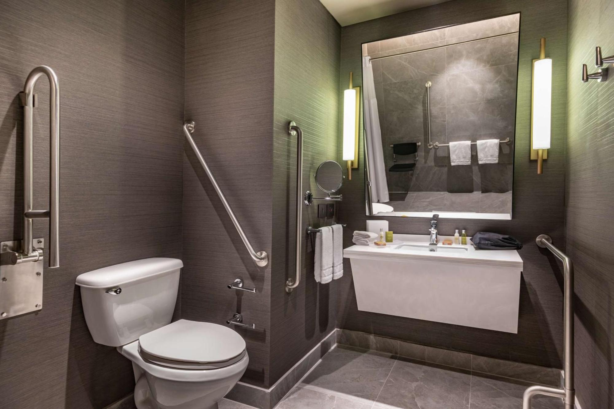 Habitación con cama extragrande y ducha a ras de suelo - Adaptada para personas de movilidad reducida y con discapacidad auditiva