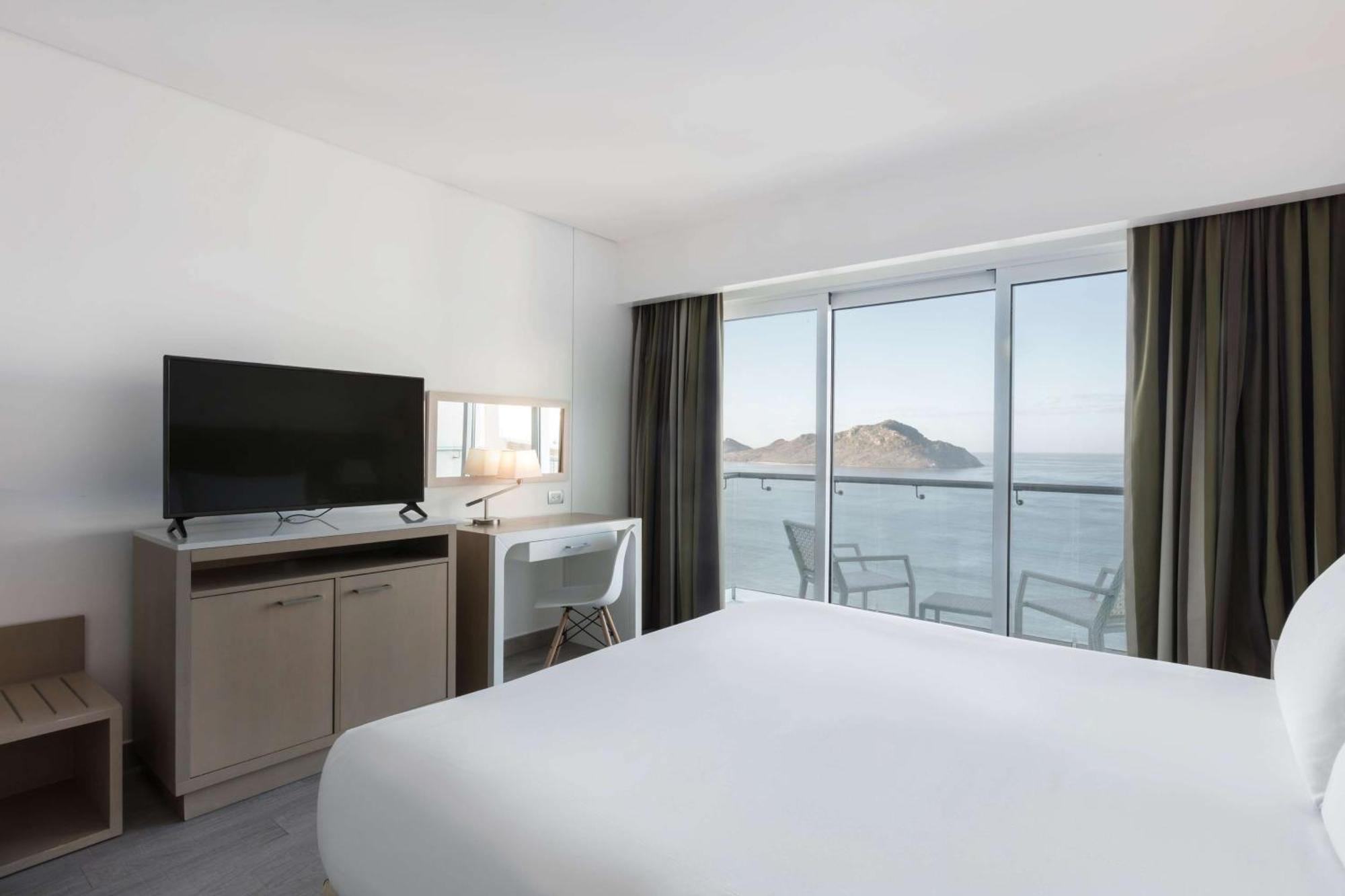 Deluxe Queen Room Ocean Front