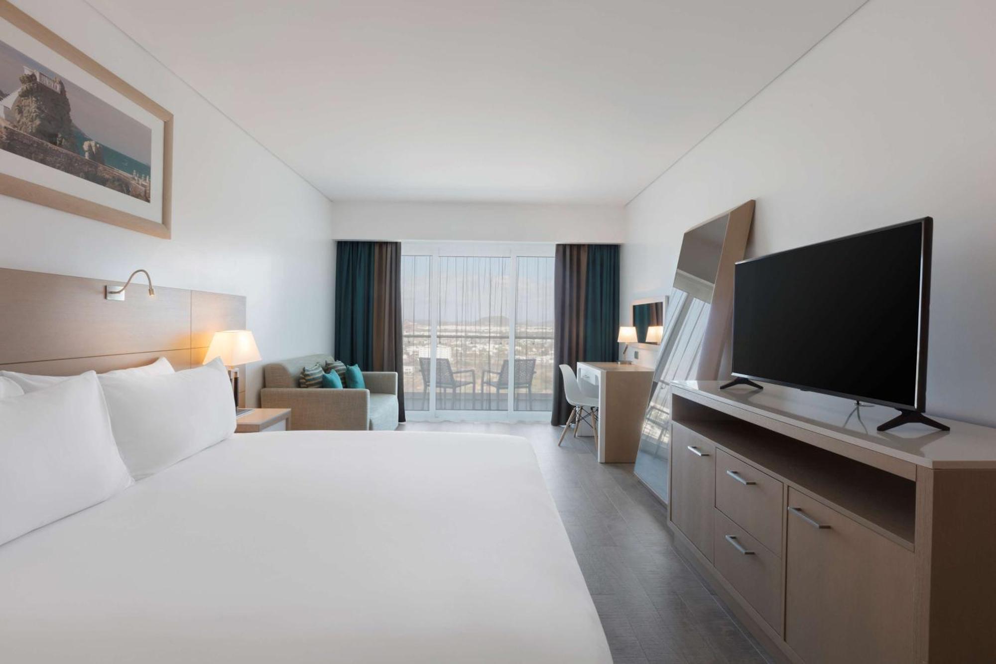 Junior Queen Suite City View