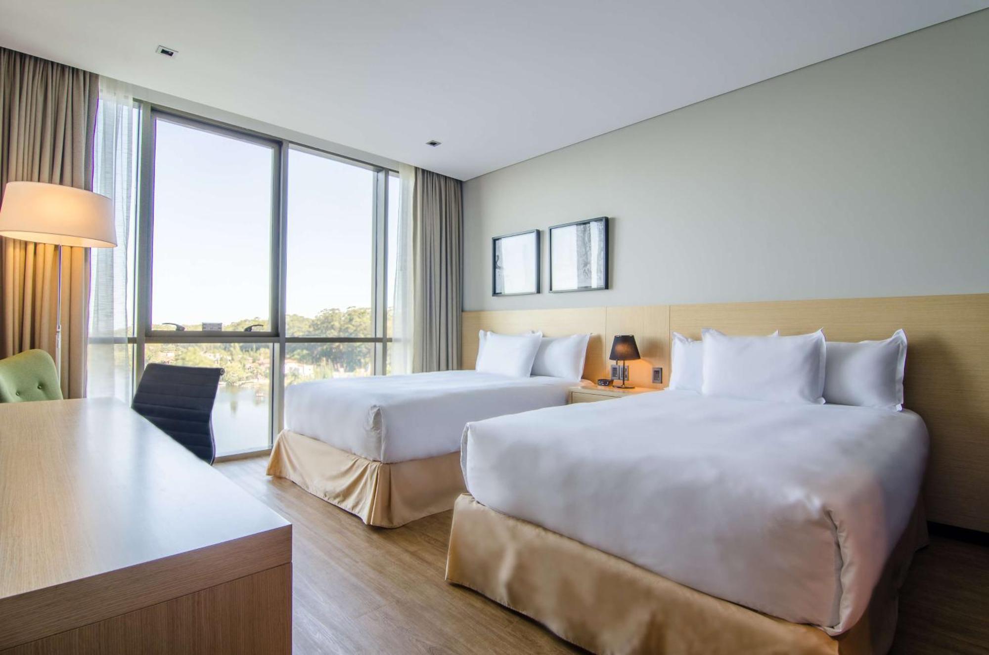Queen Room Two Queen Beds Lake View