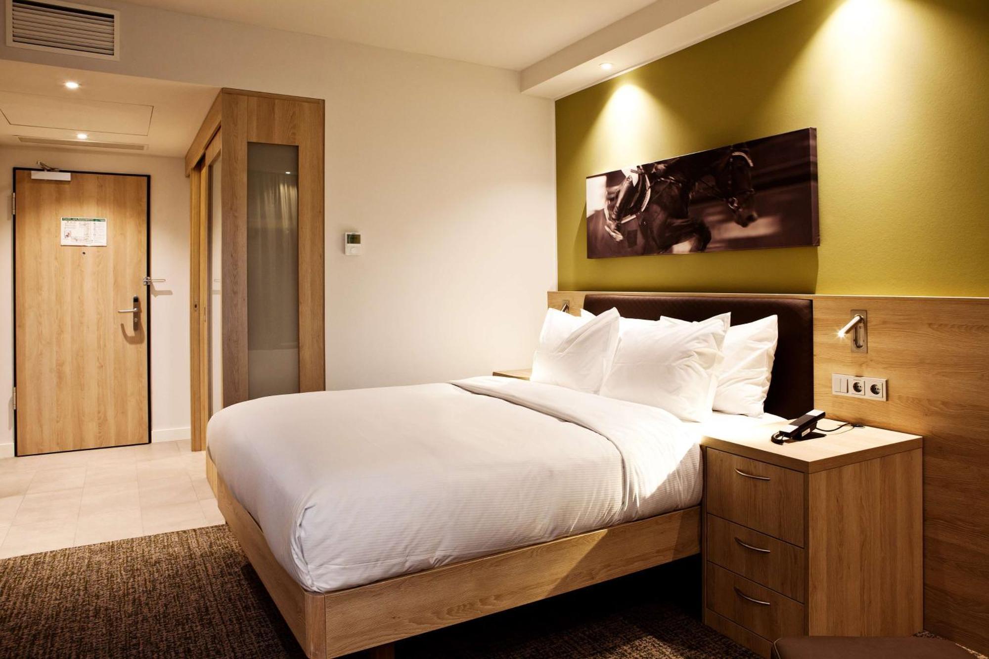 Queen Room,1552461565:JPEG