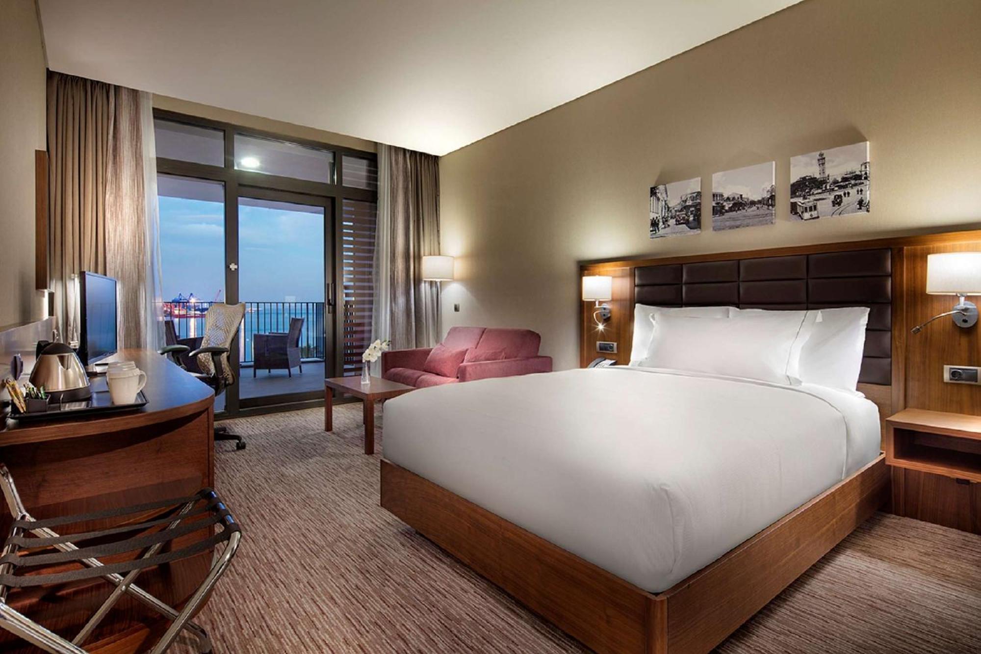 Zimmer mit Kingsize-Bett und Meerblick