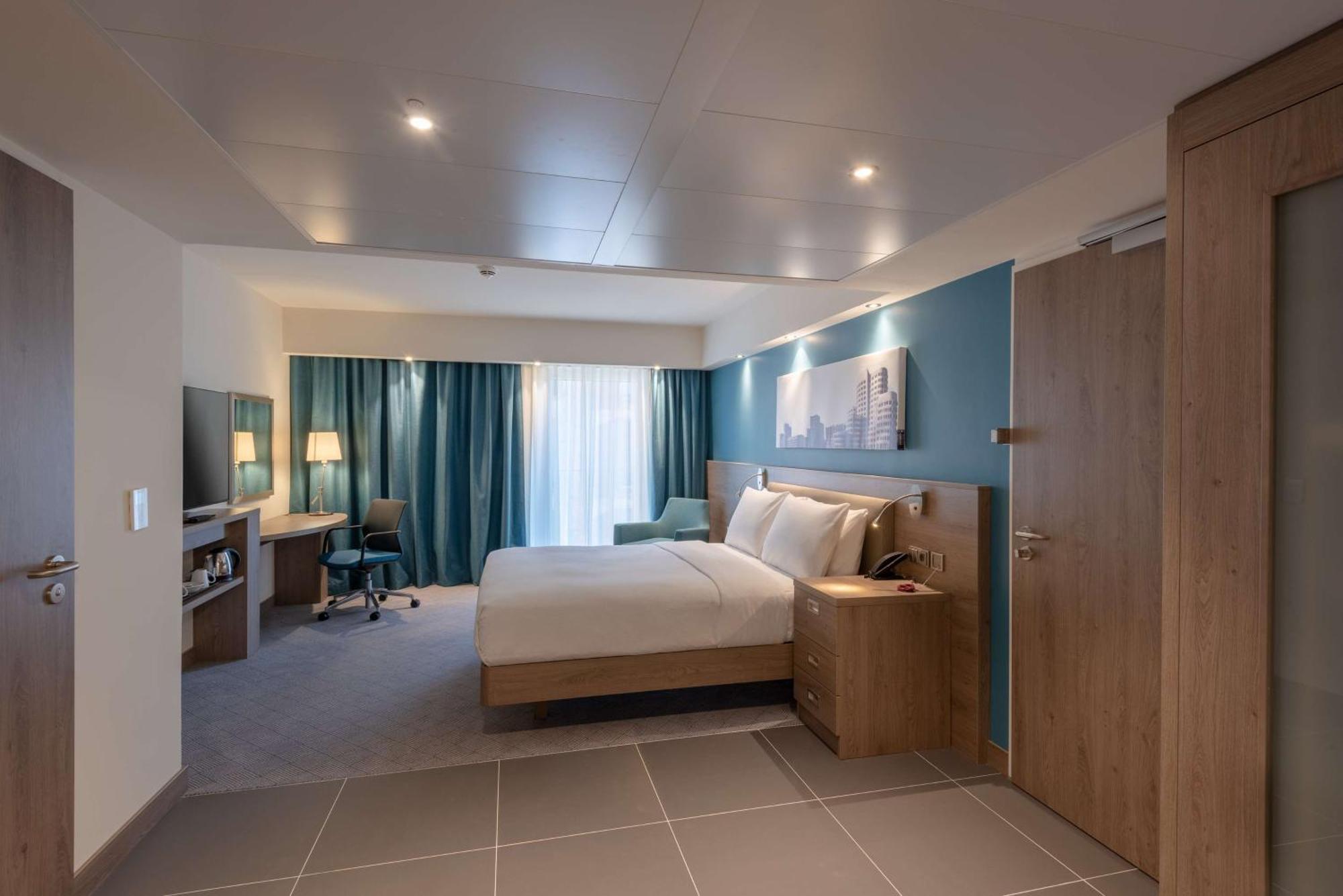Queen Room Accessible