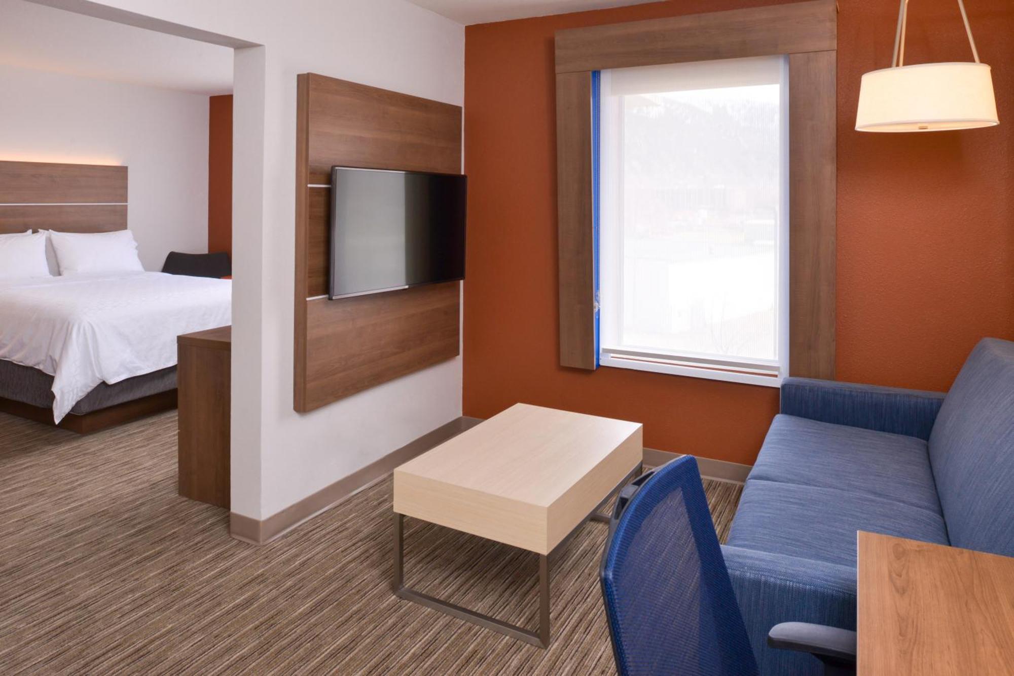 Two-Bedroom Suite Three Queen Beds