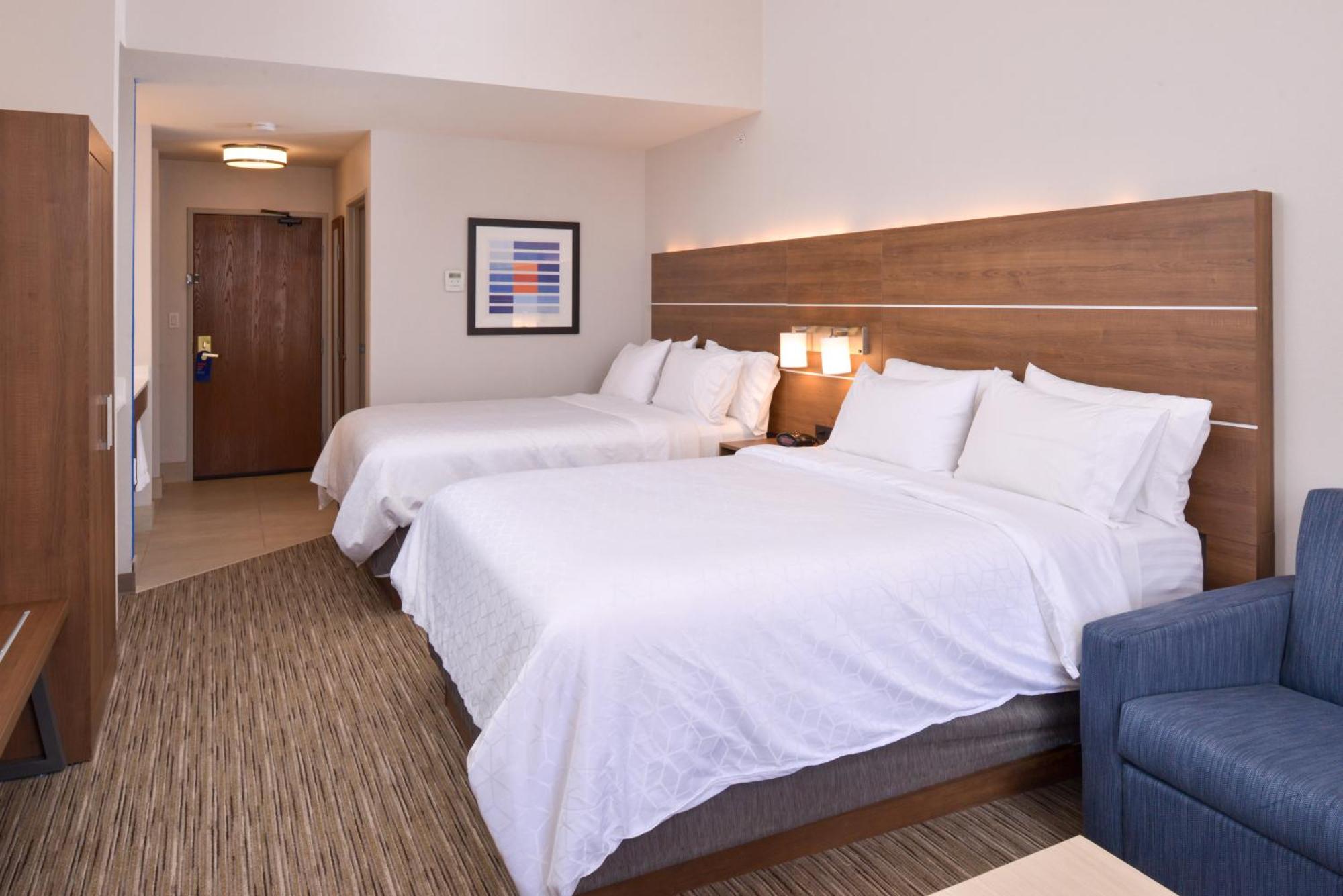 Two-Bedroom Suite Three Queen Beds