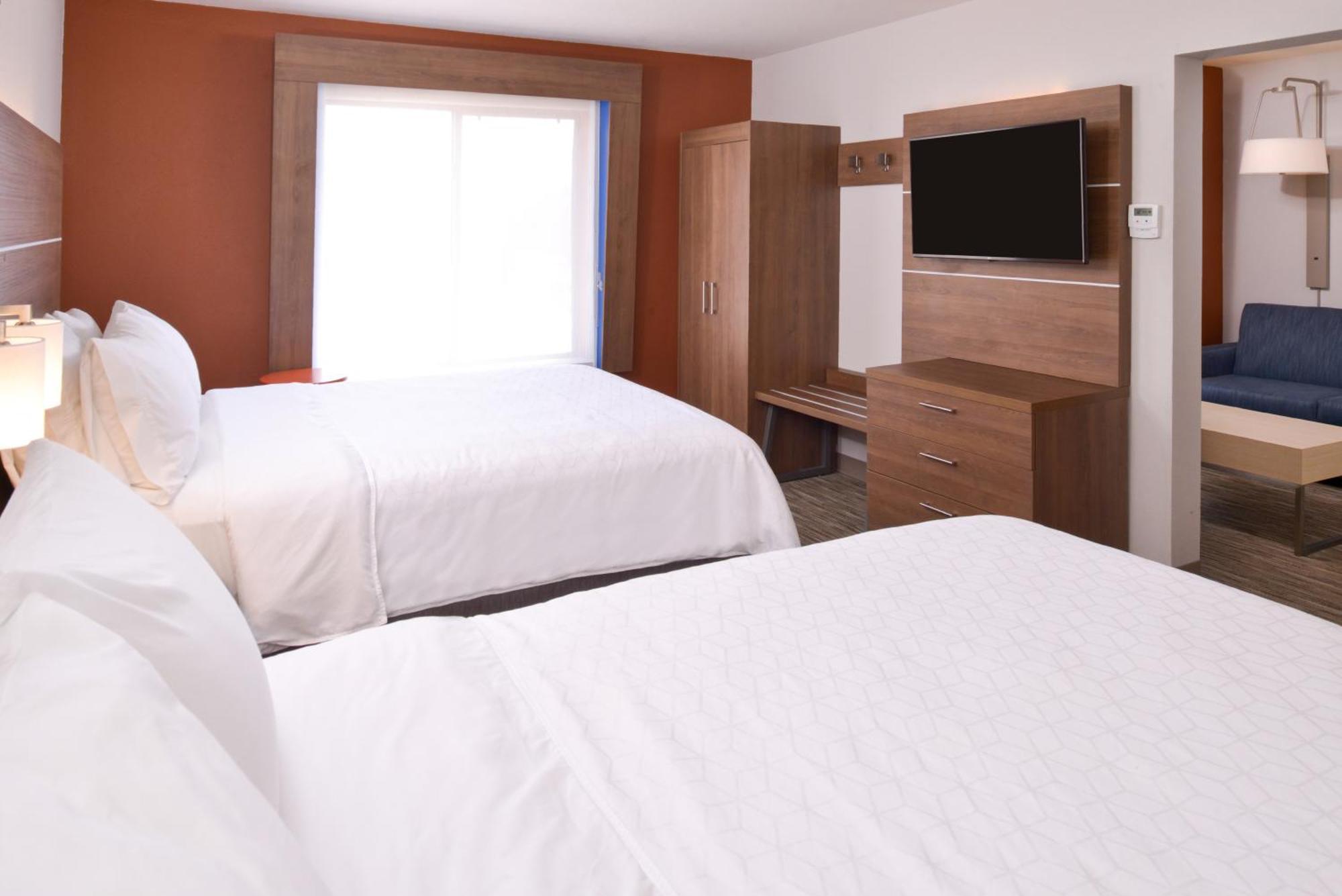 Two-Bedroom Suite Three Queen Beds