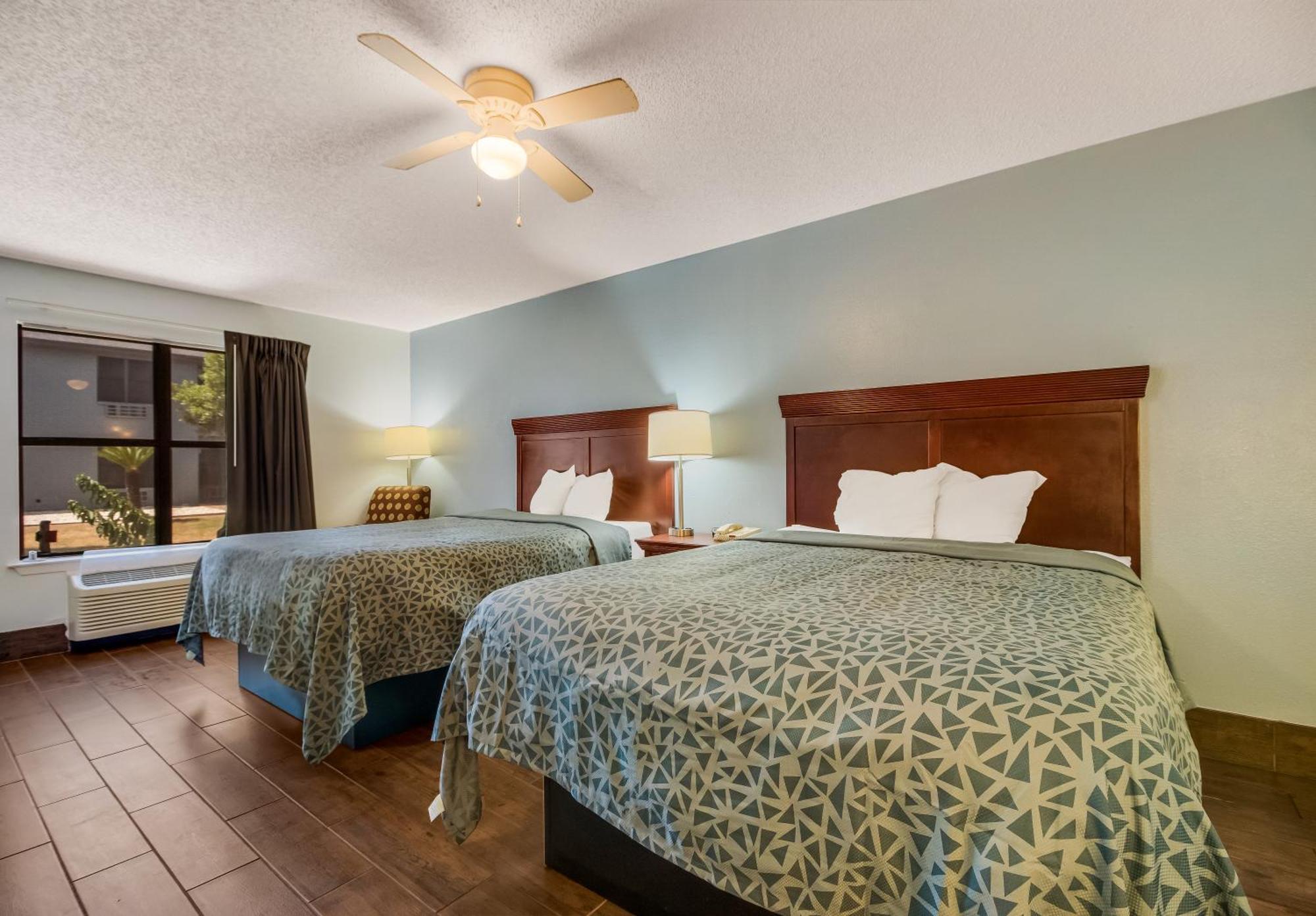 Queen Suite Two Queen Beds Sofa Bed Non Smoking