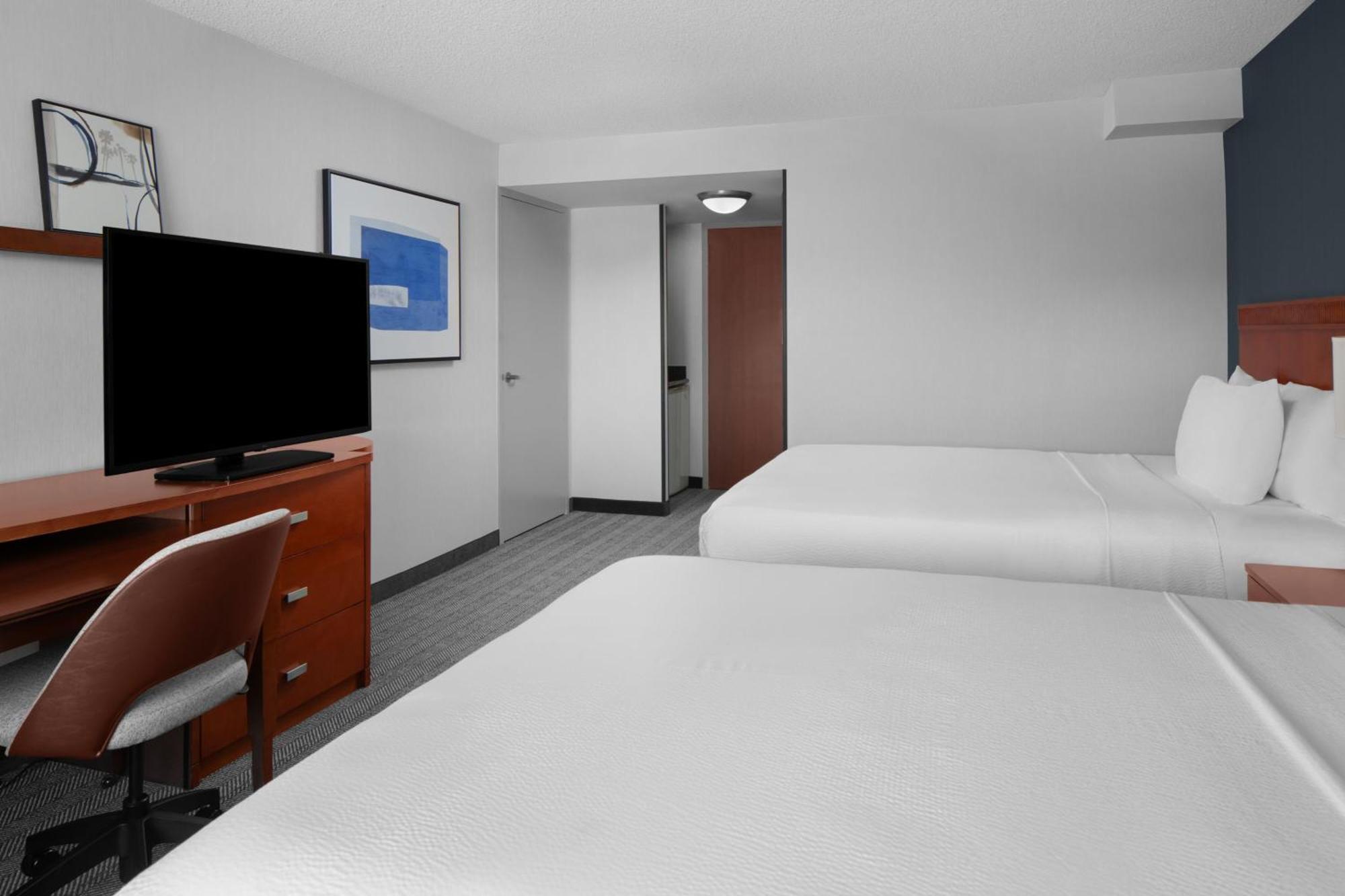 Queen Room Two Queen Beds Courtyard View