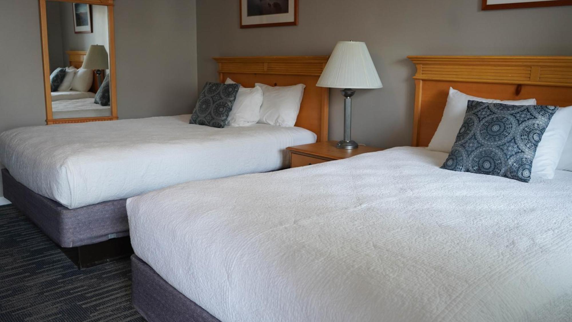Queen Room Two Queen Beds Poolside