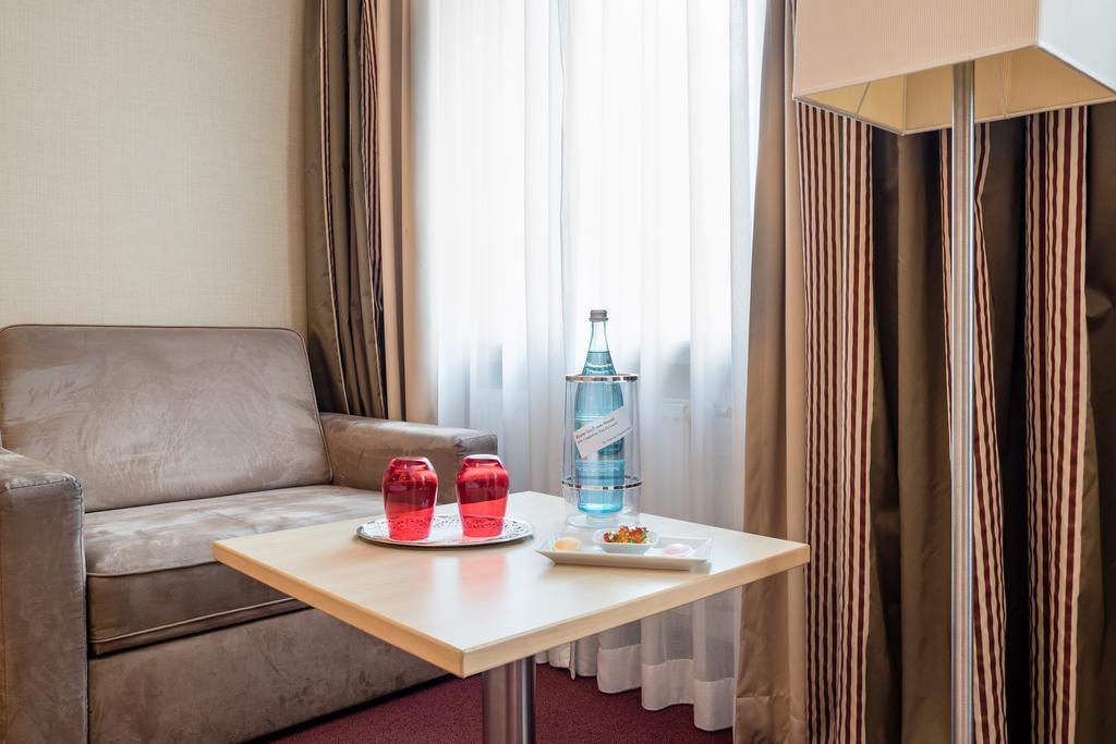 Business Doppelzimmer mit Blick auf den Innenhof
