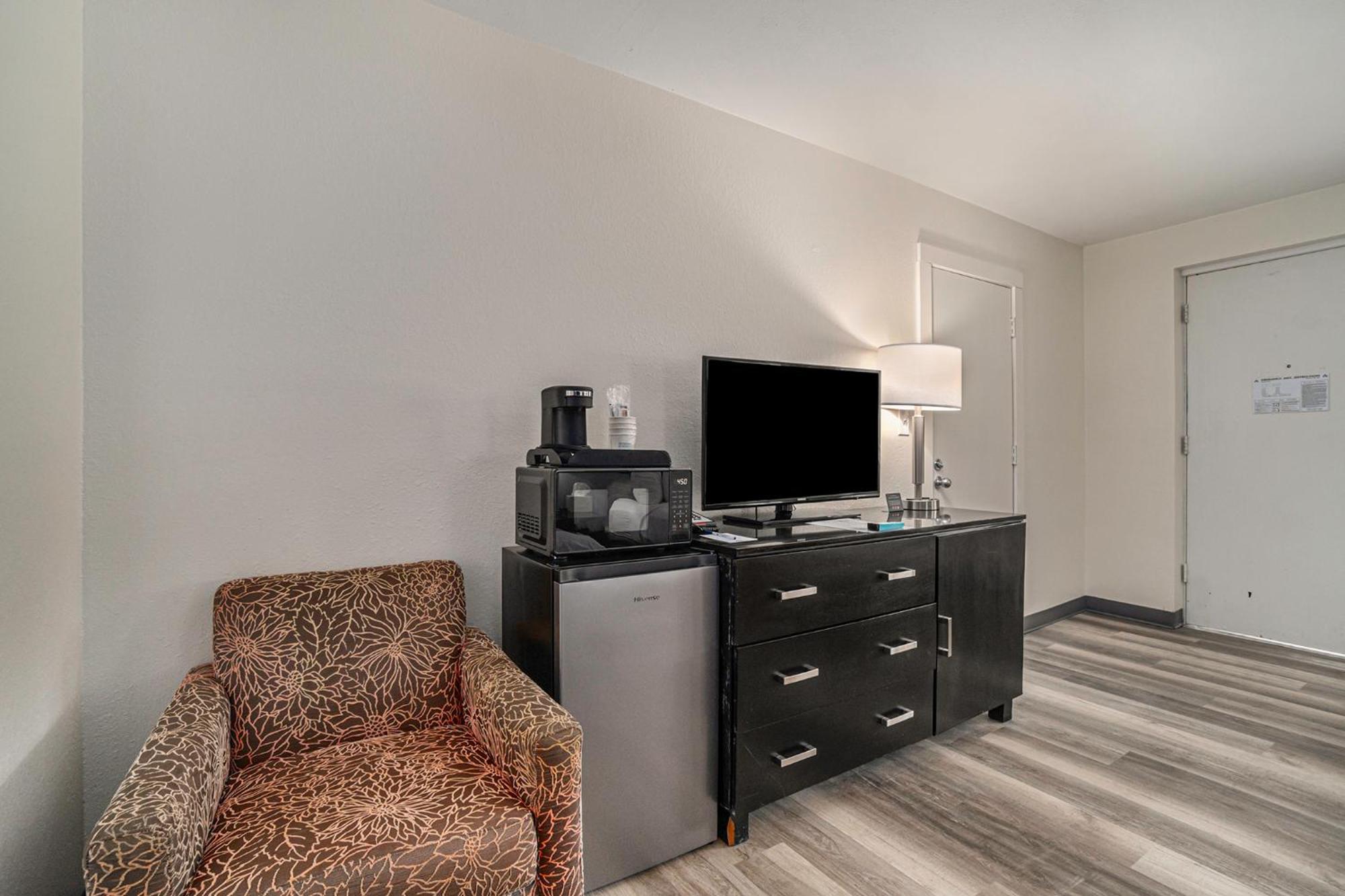 Queen Room Two Queen Beds Second Floor or Non-Smoking