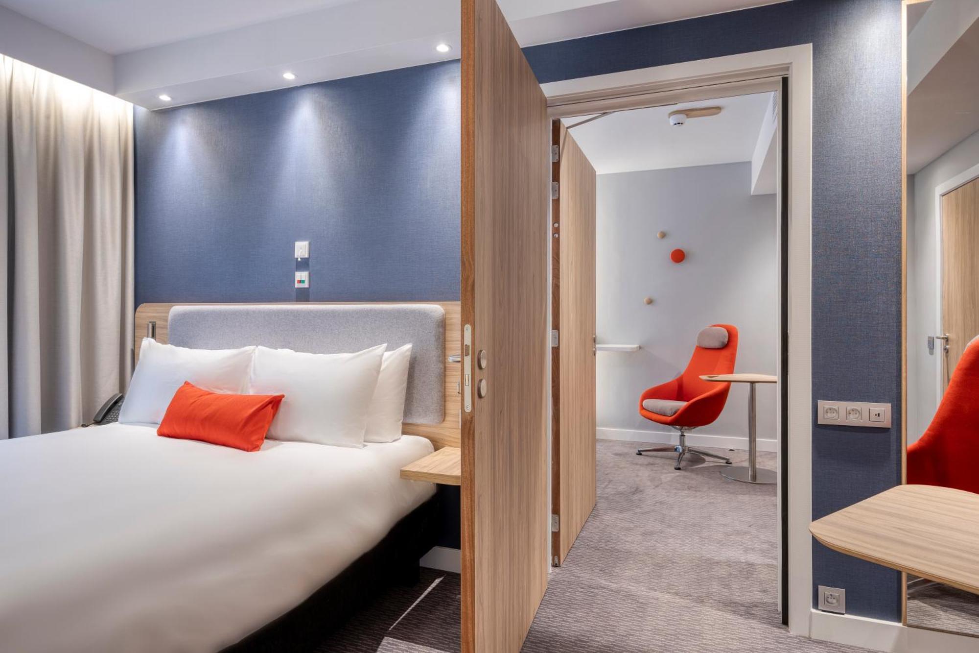 Standard Queen Room Accessible