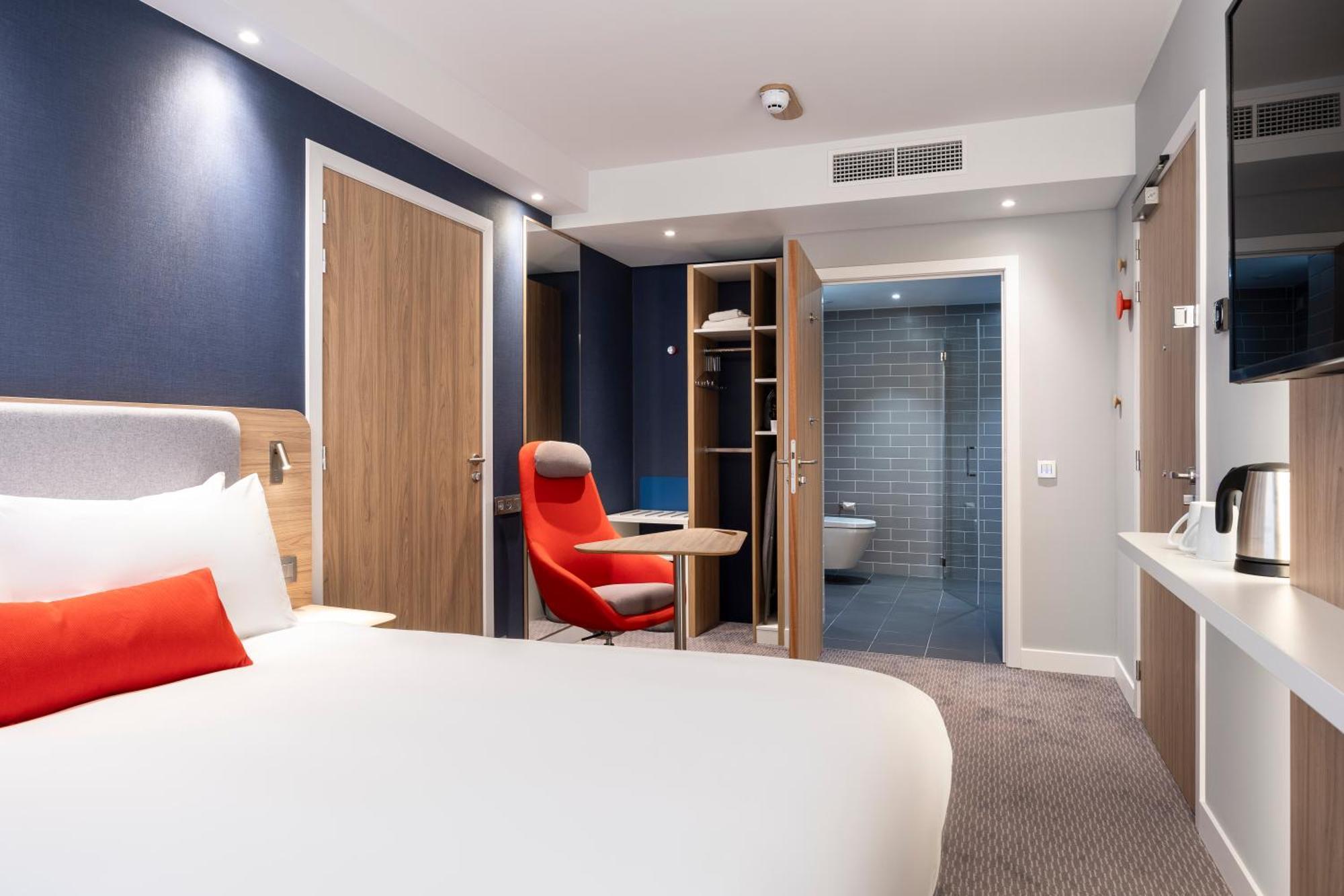 Standard Queen Room Accessible