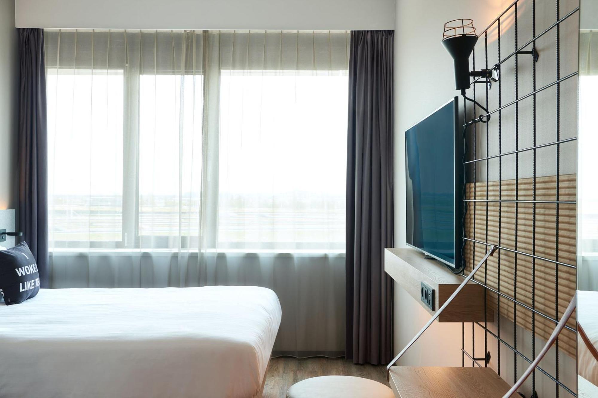 Moxy Queen Room