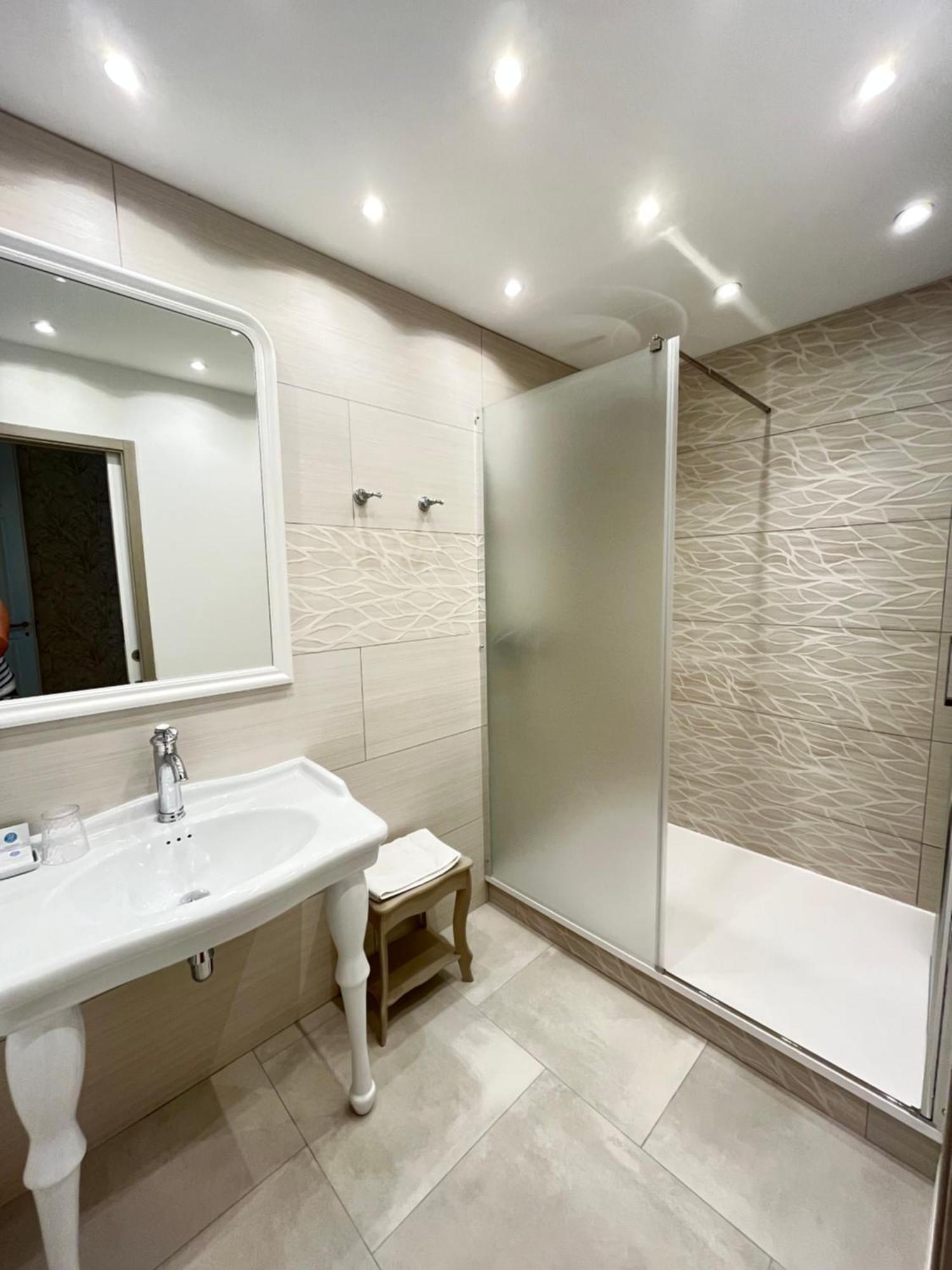 Habitación con cama grande