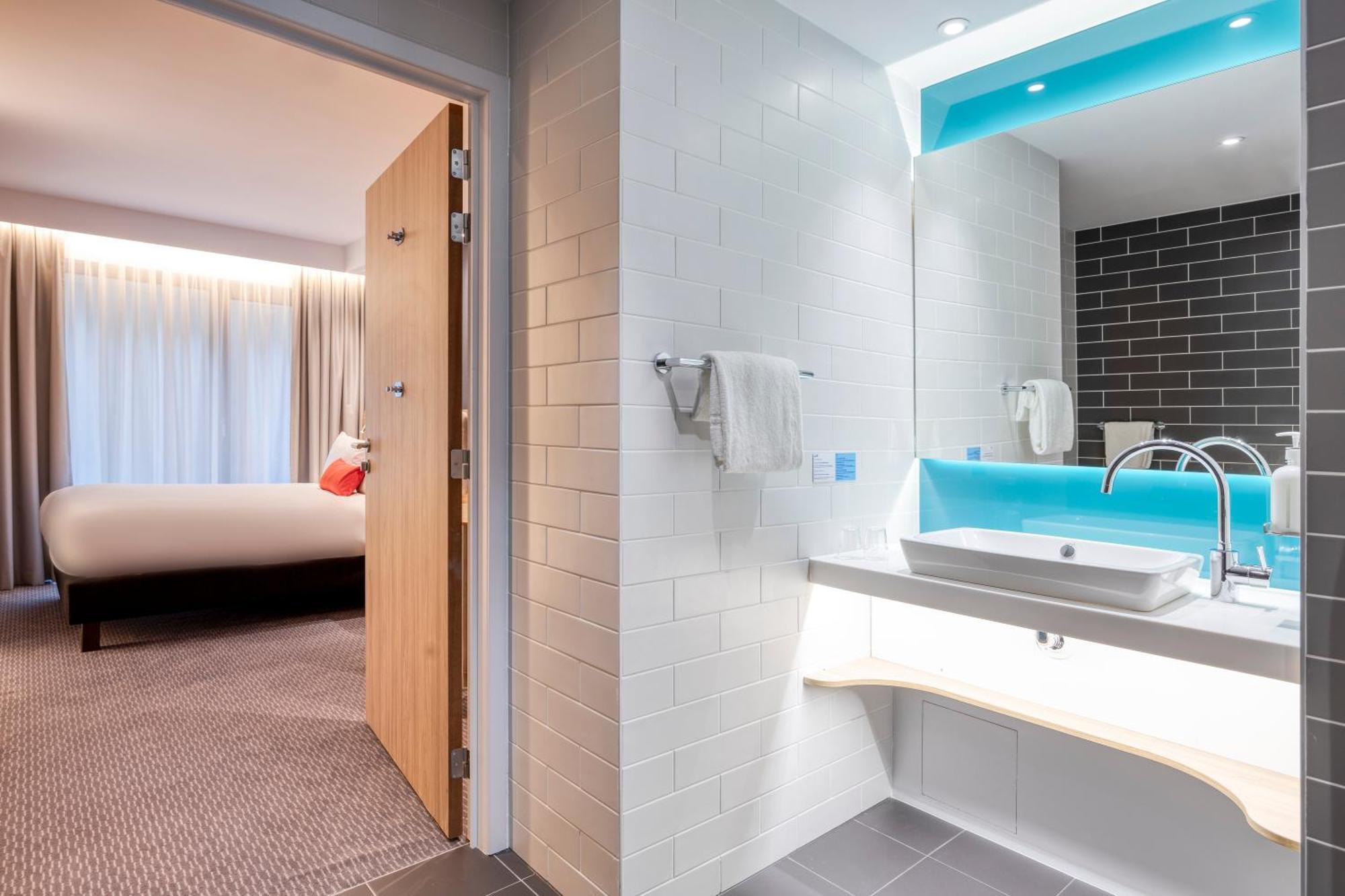 Standard Queen Room Accessible