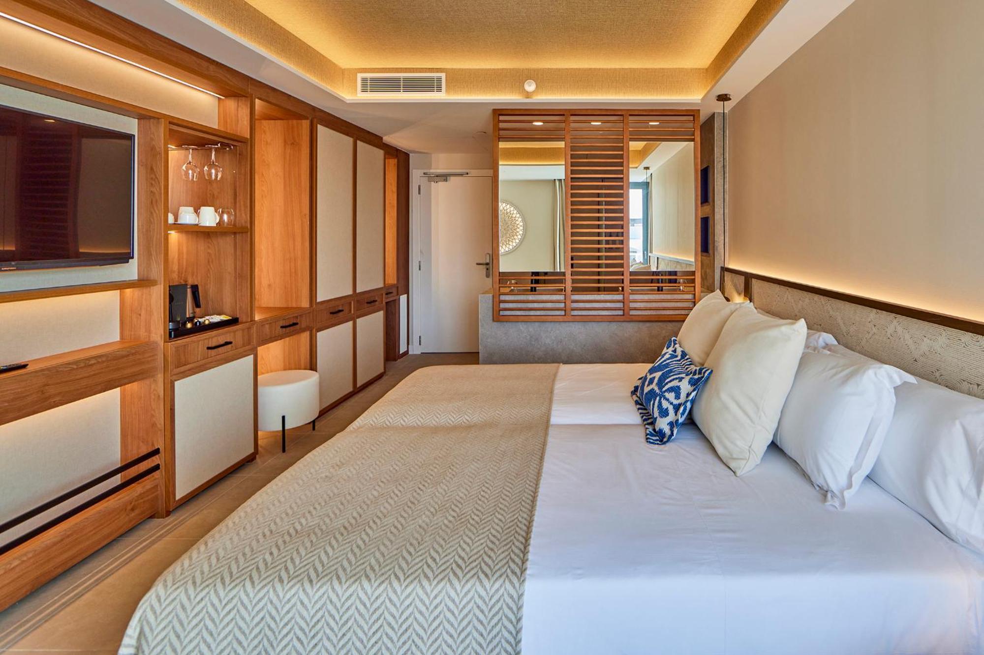 Junior Suite Side Sea View