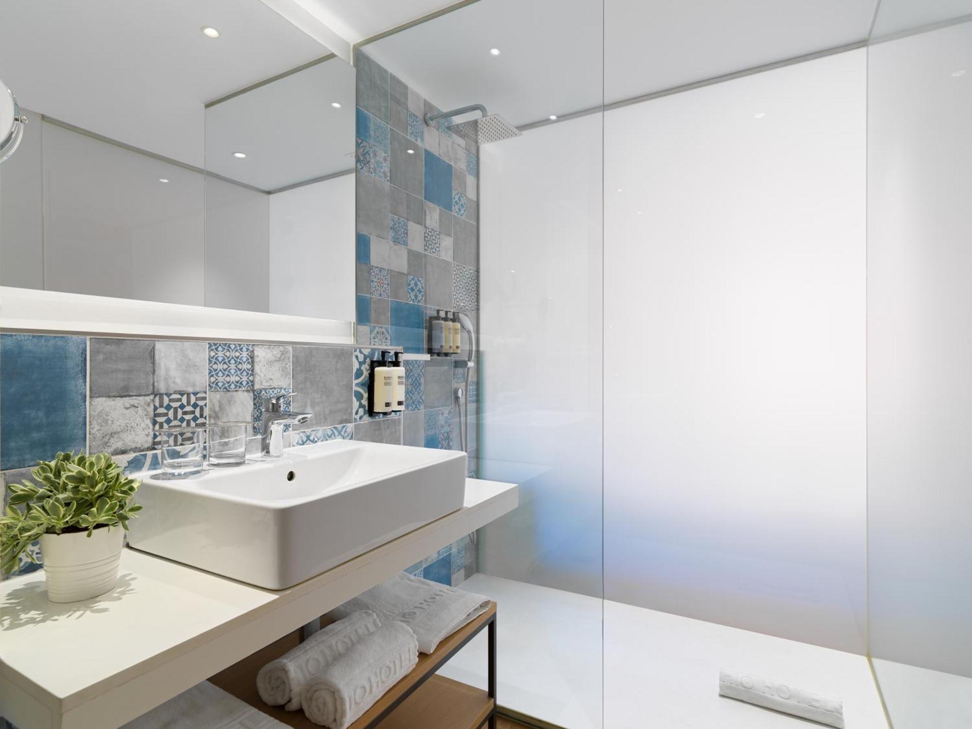 Superior Double Room Pool or Side Sea View