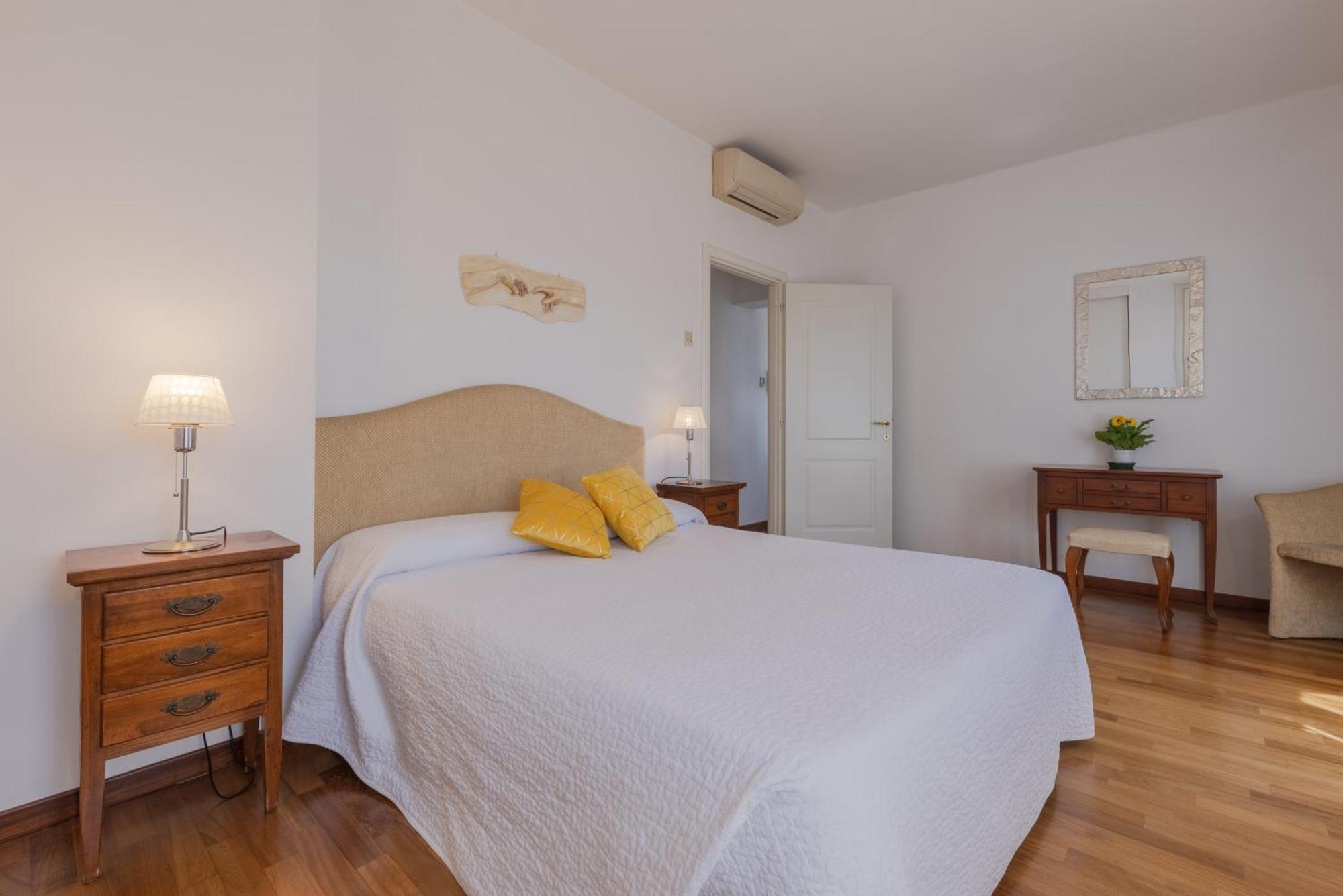 One-Bedroom Apartment Garden View